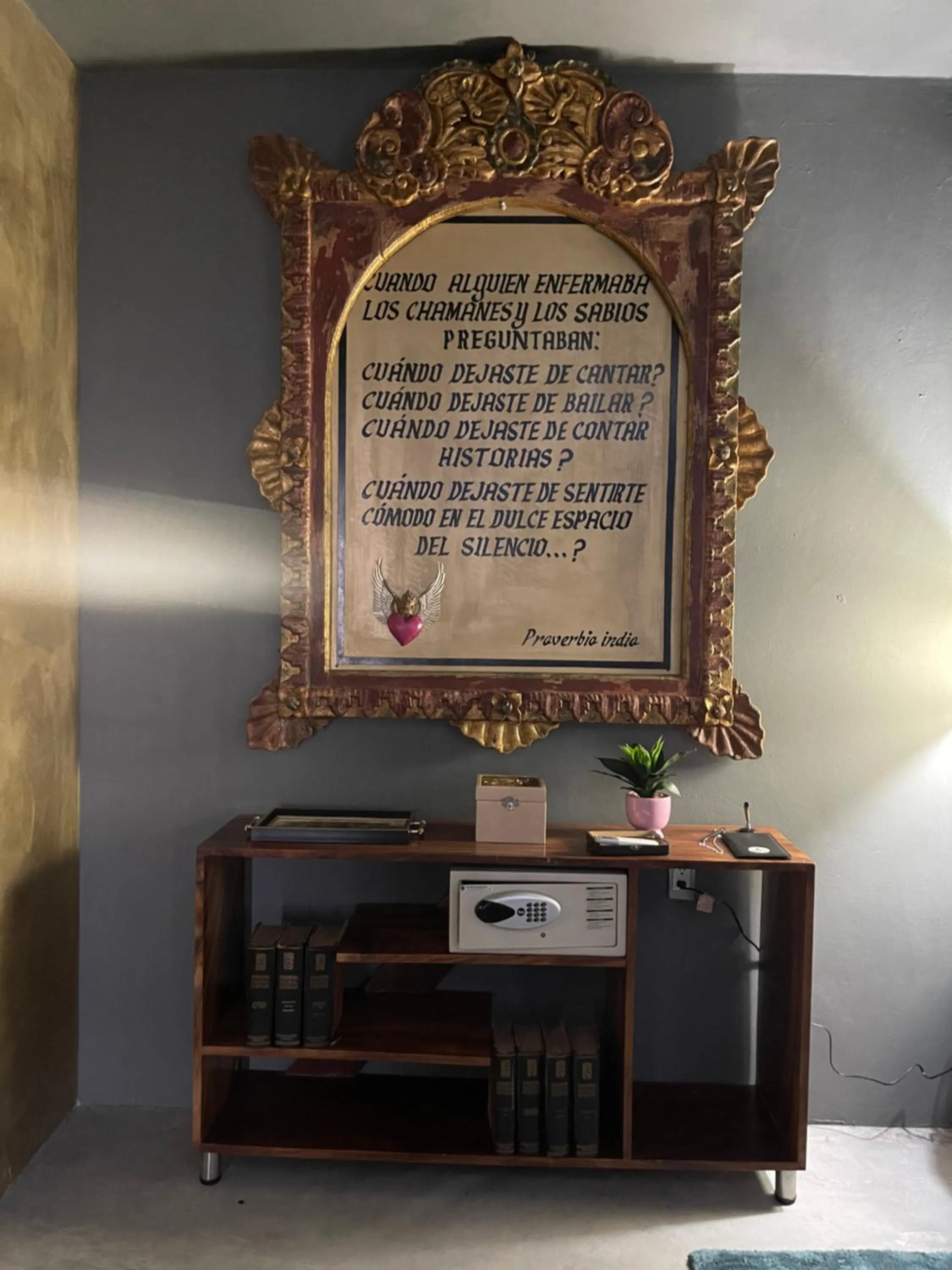 Text overlay in Casa Conicarit