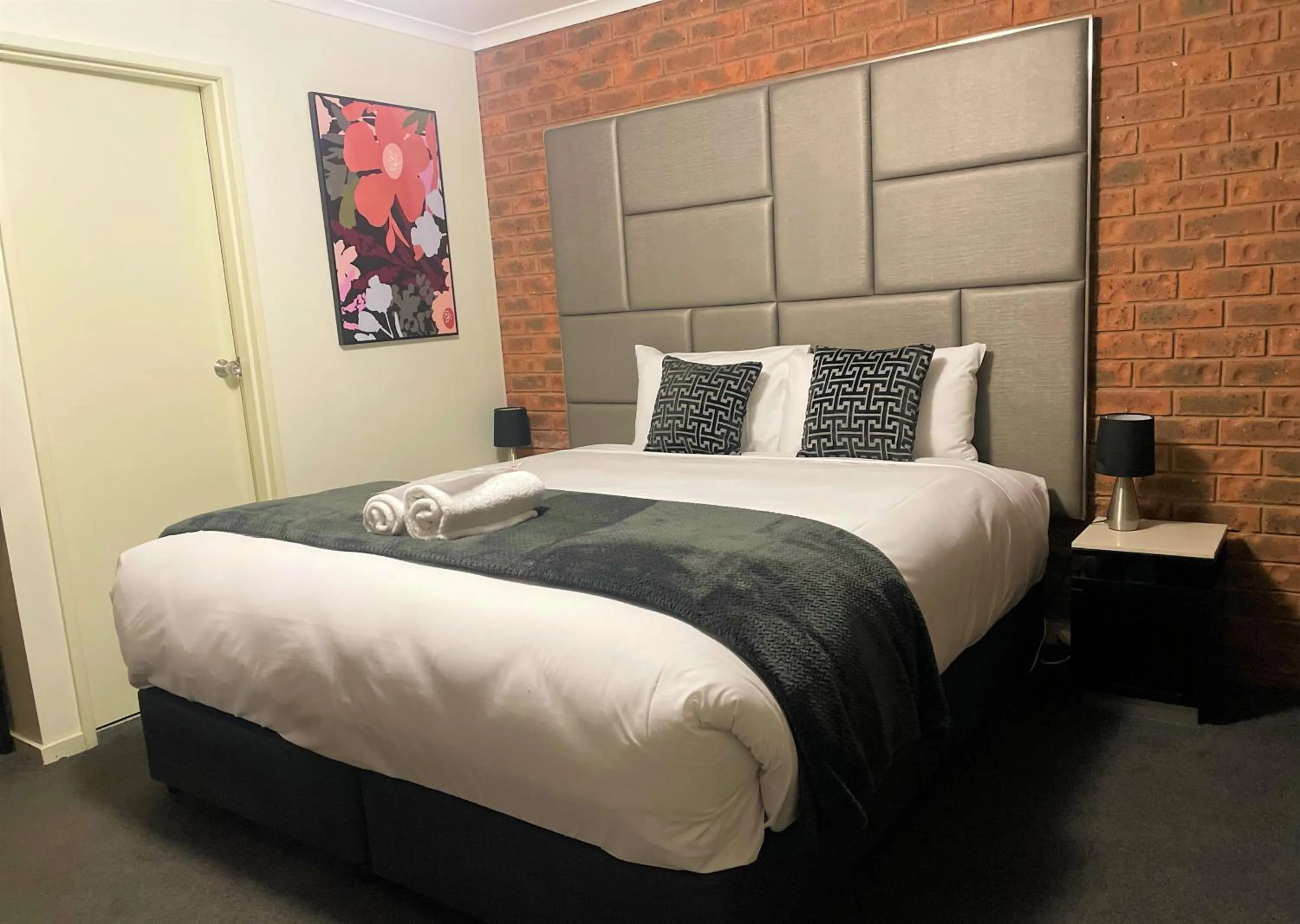 Bedroom, Bed in Advance Motel