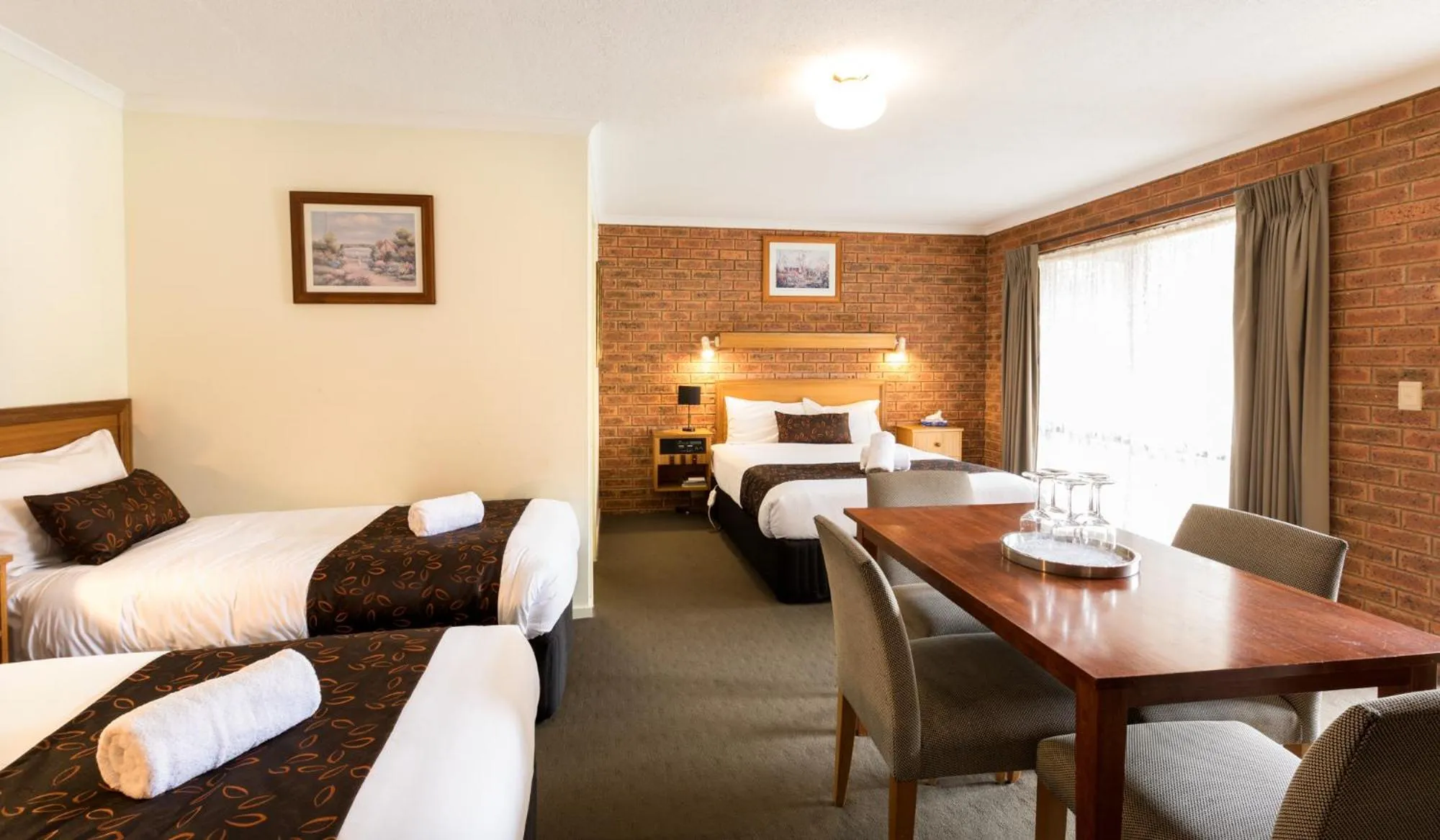 Living room, Bed in Advance Motel