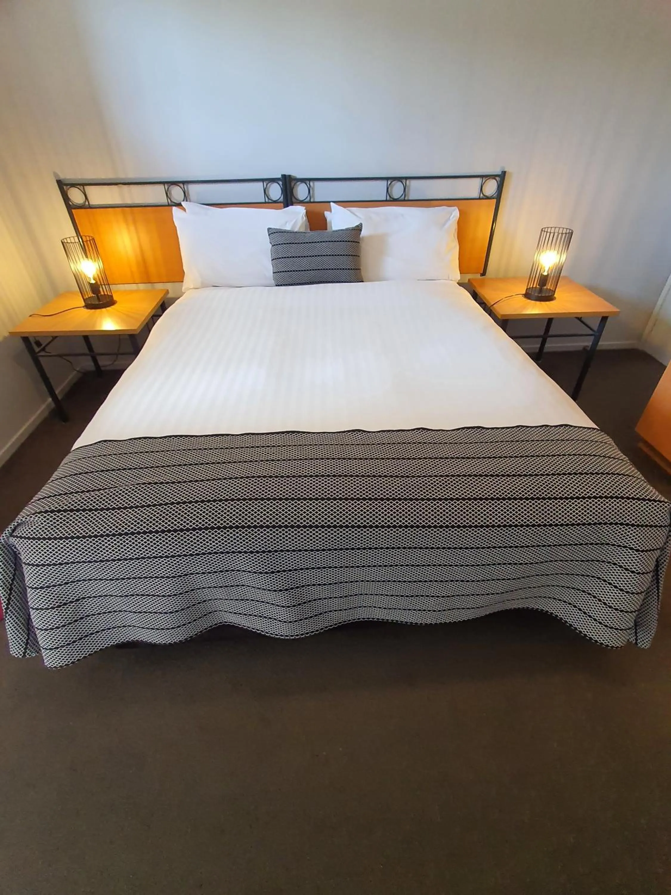 Bedroom, Bed in Off Broadway Motel