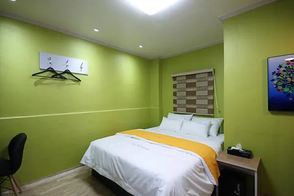 Bedroom, Bed in Business Hotel Busan Station