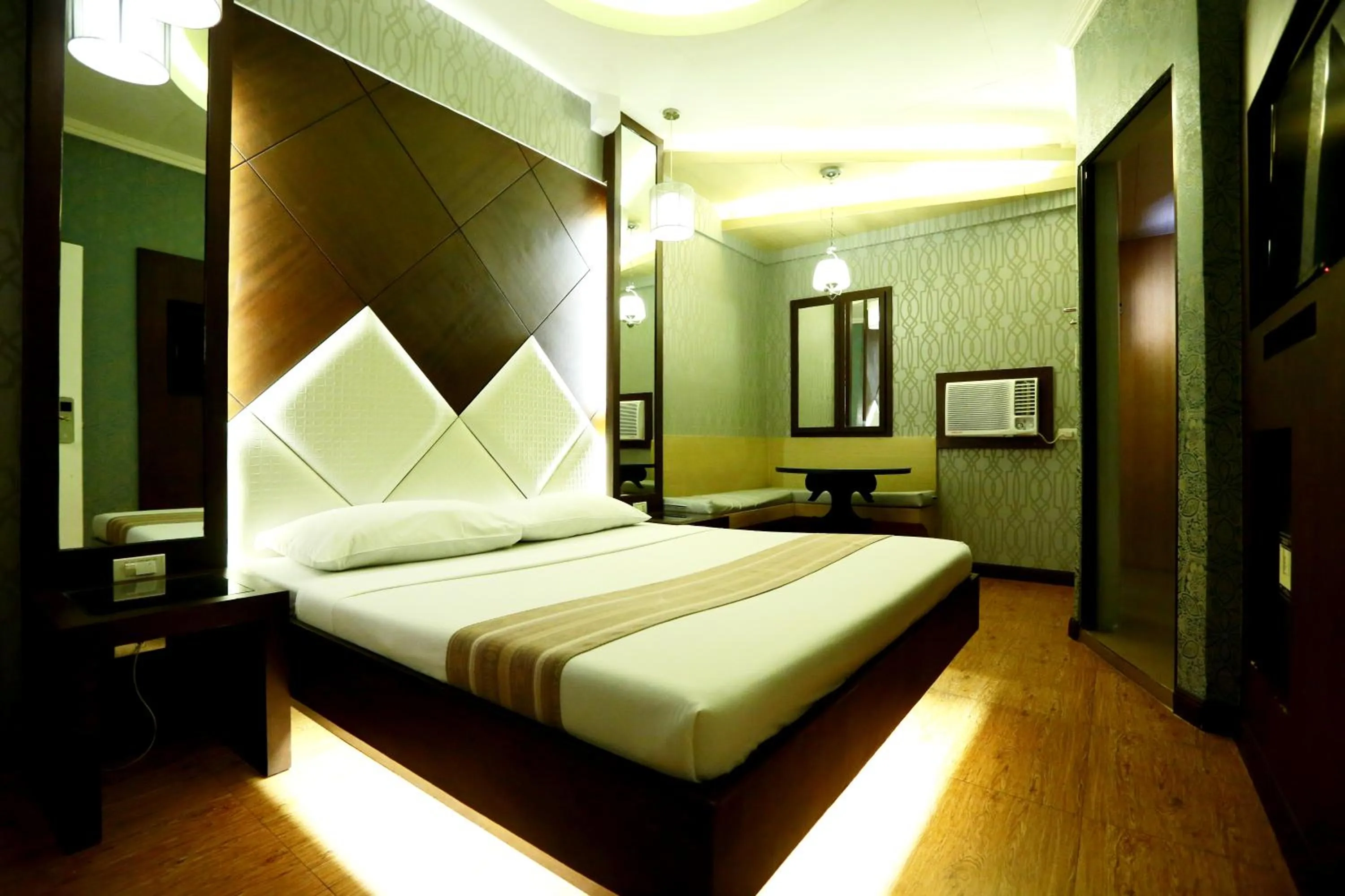 Bedroom, Bed in Victoria Court Gil Puyat Motorist Lodge