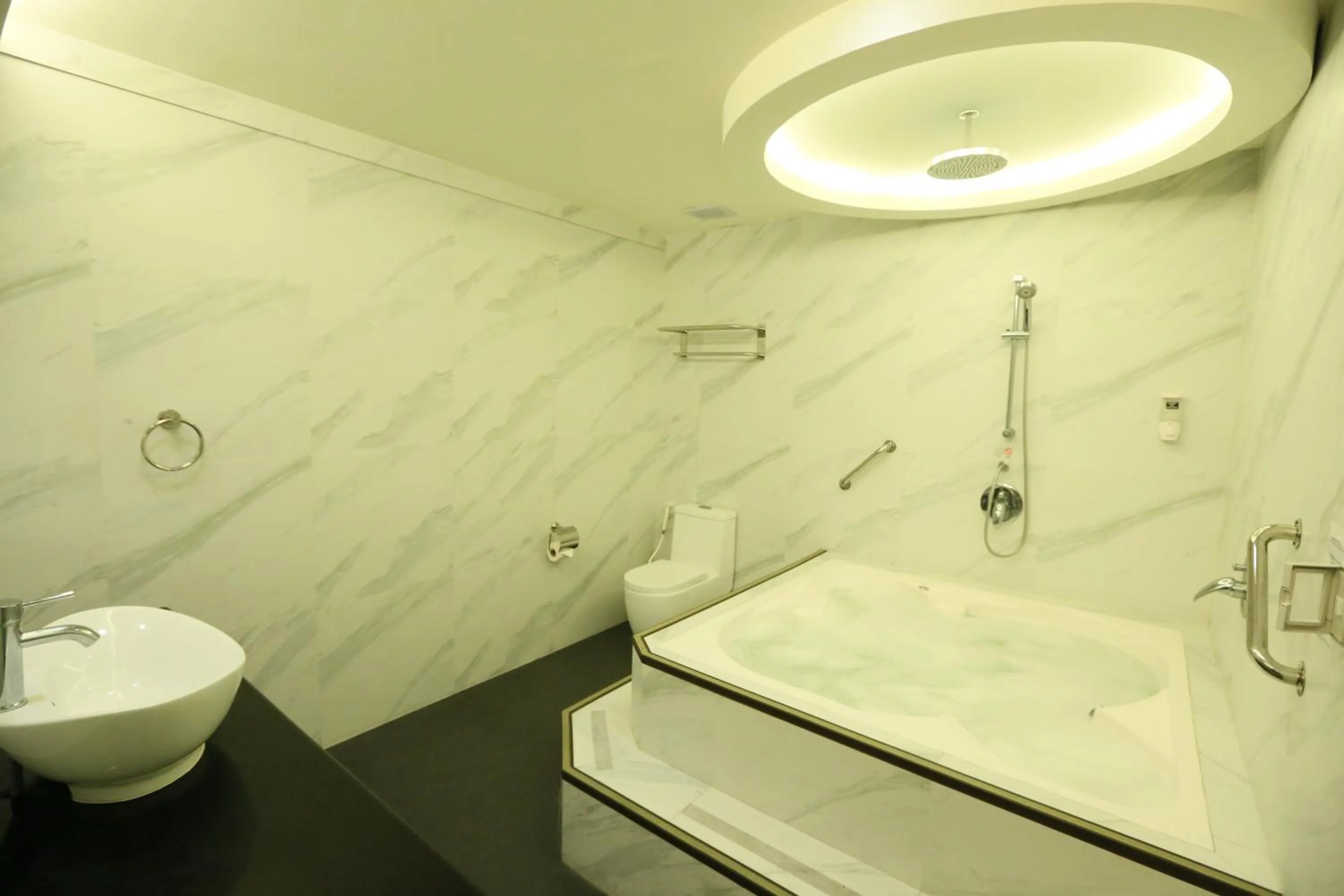 Bathroom in Victoria Court Gil Puyat Motorist Lodge