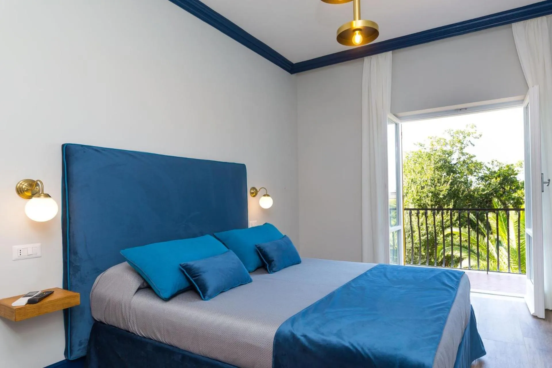 Bed in Sorrento Pool&Suites