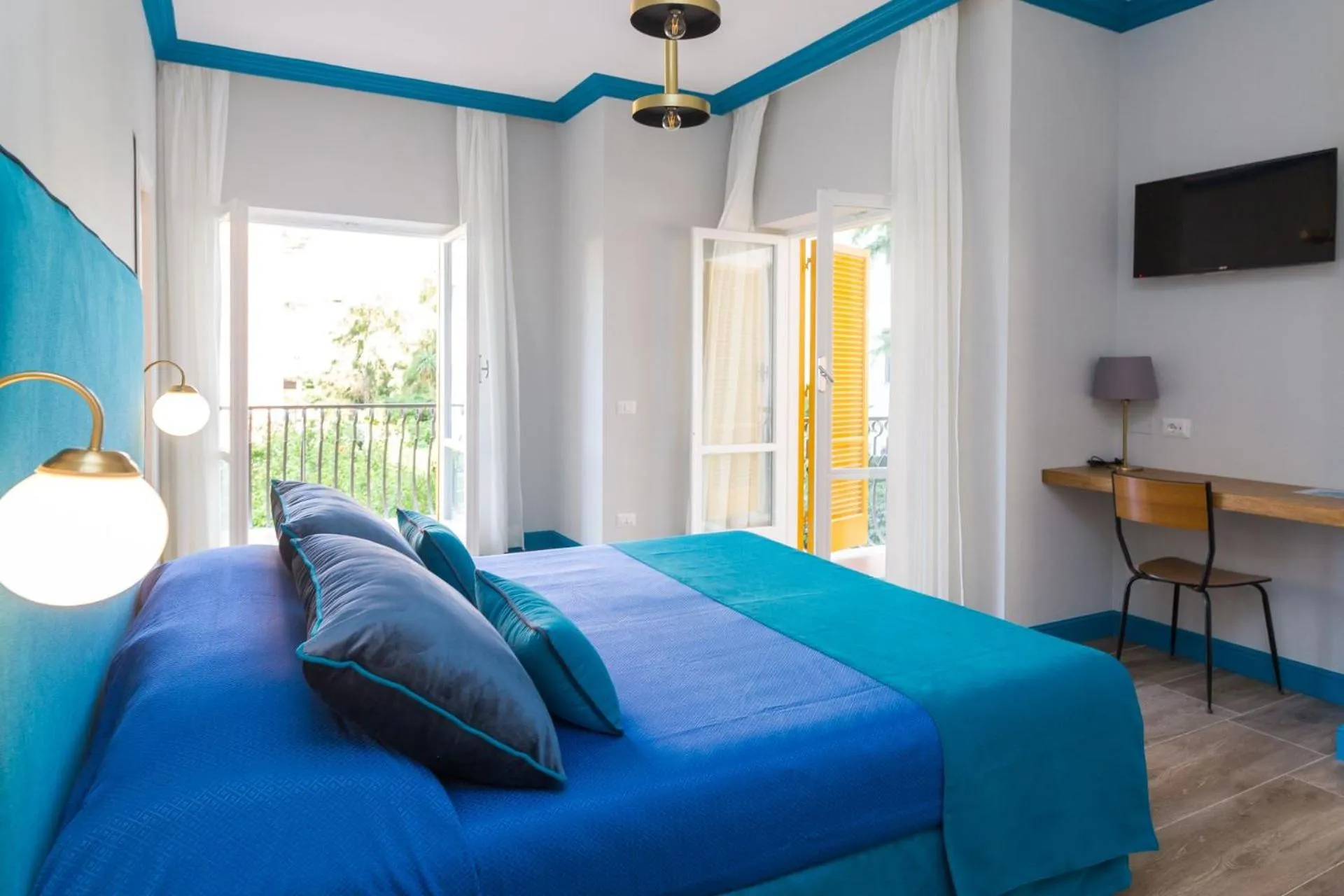 Bed in Sorrento Pool&Suites