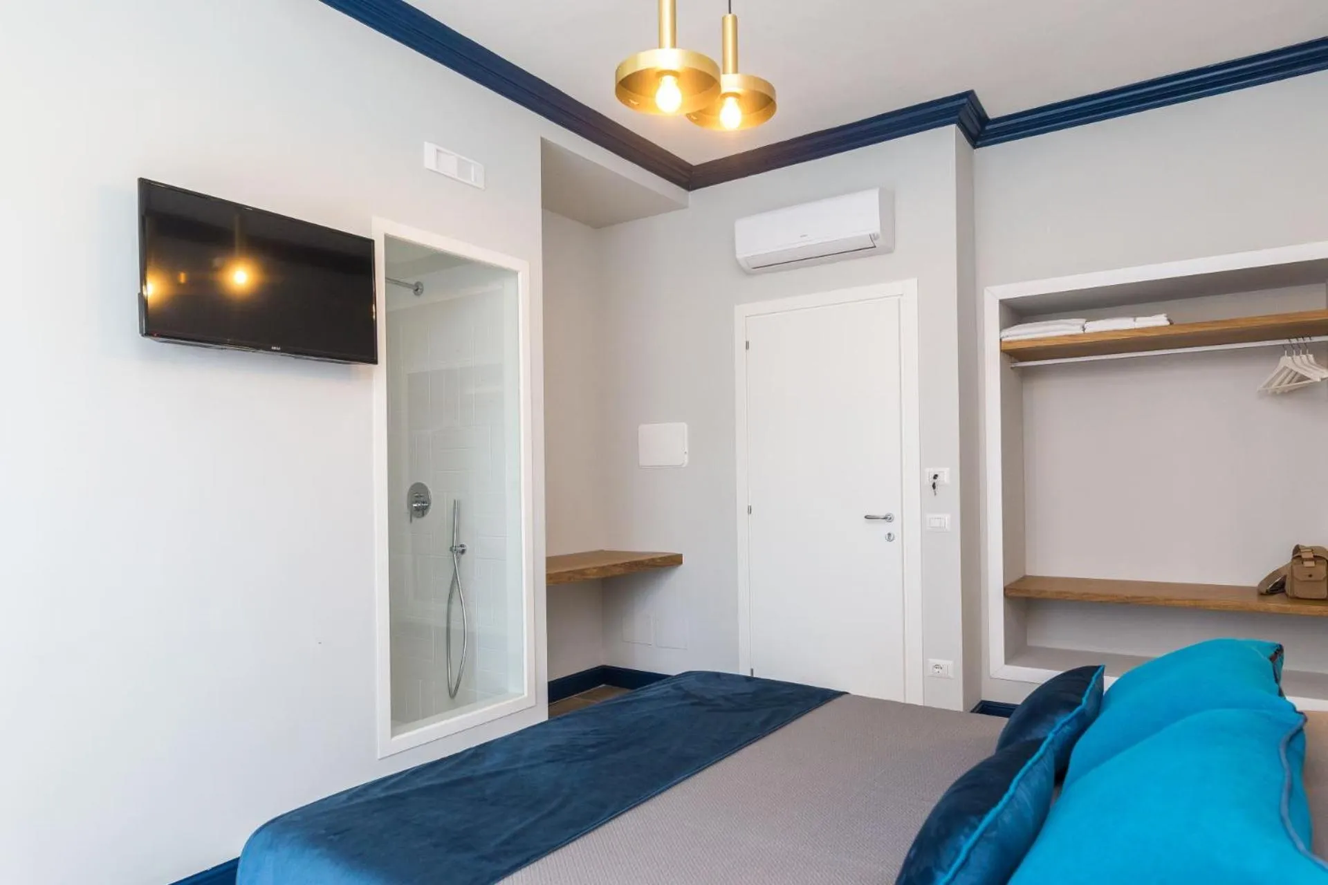 Bed in Sorrento Pool&Suites