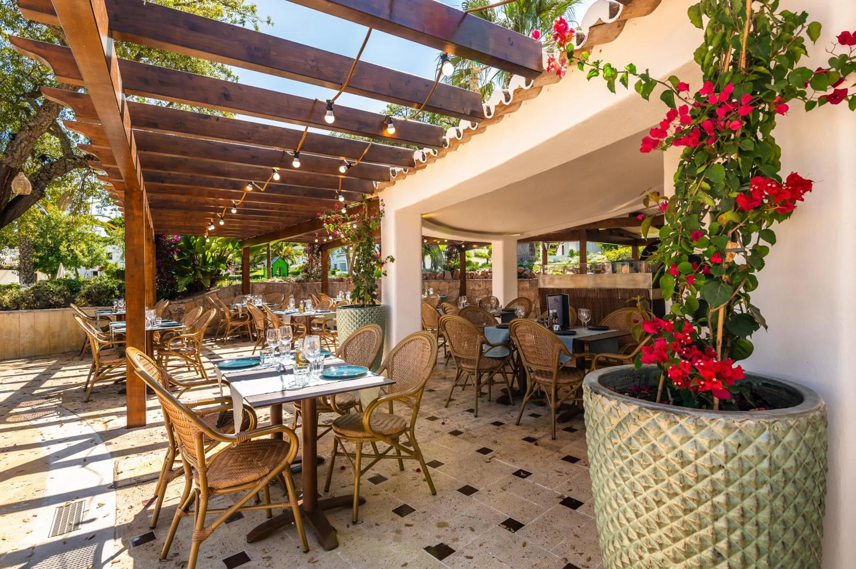 Restaurant/places to eat in Balaia Golf Village