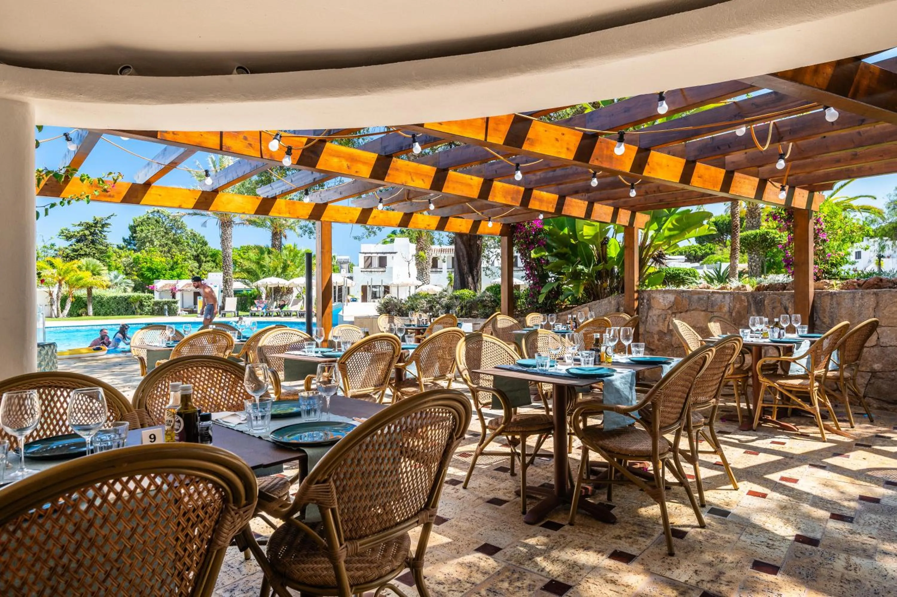 Restaurant/places to eat in Balaia Golf Village