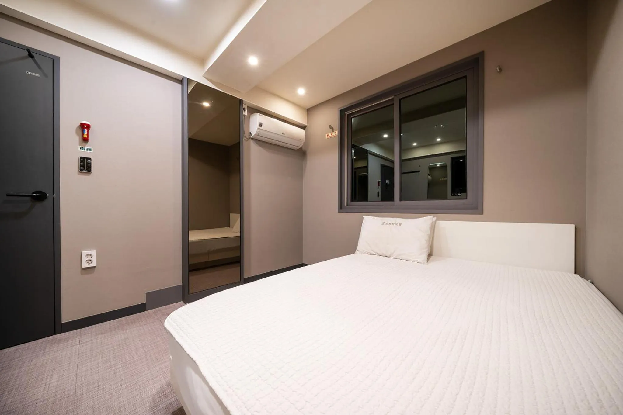 Photo of the whole room, Bed in Top Motel Busan