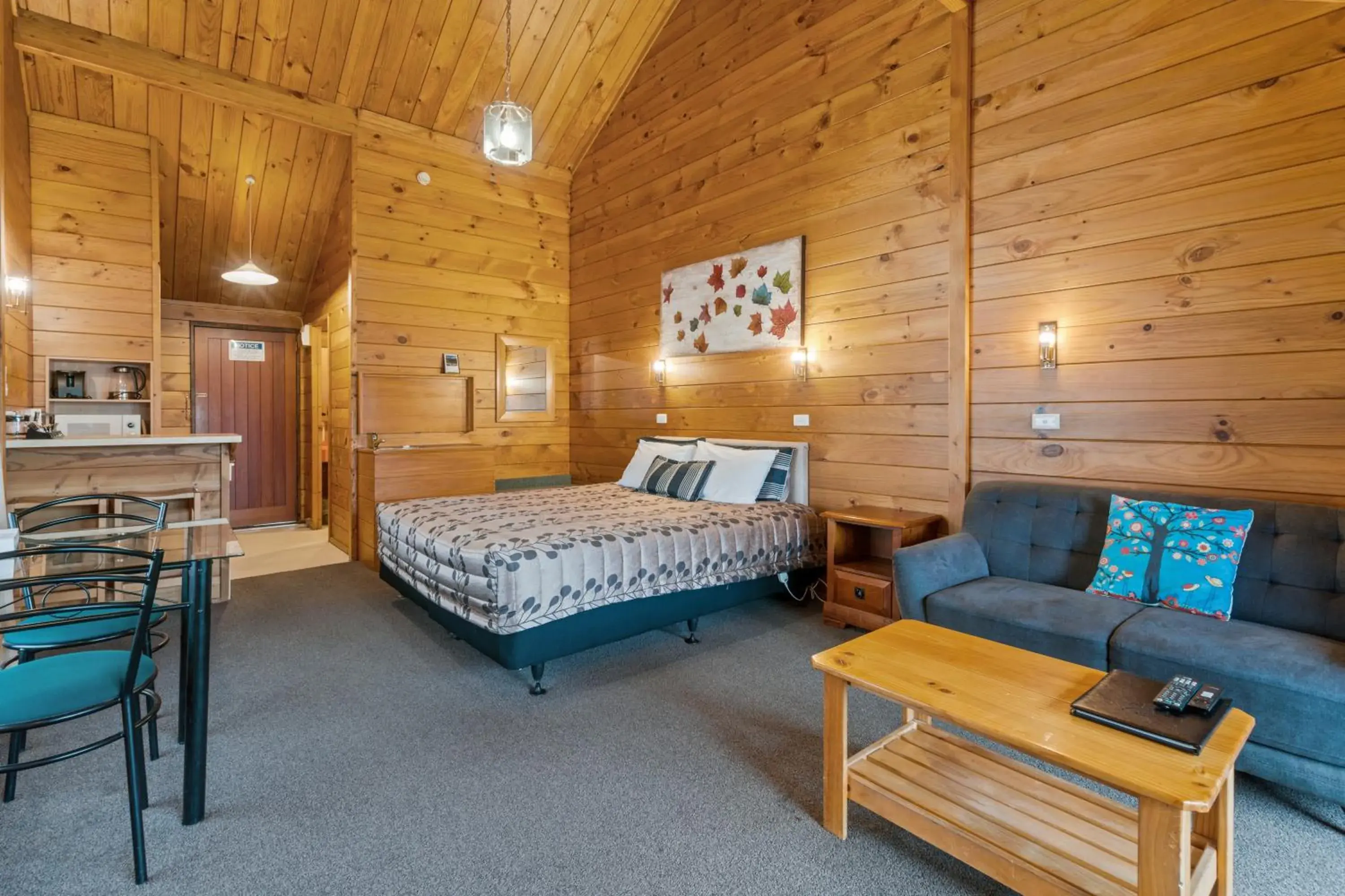 Bed in Aspiring Lodge Motel Bed in Aspiring Lodge Motel