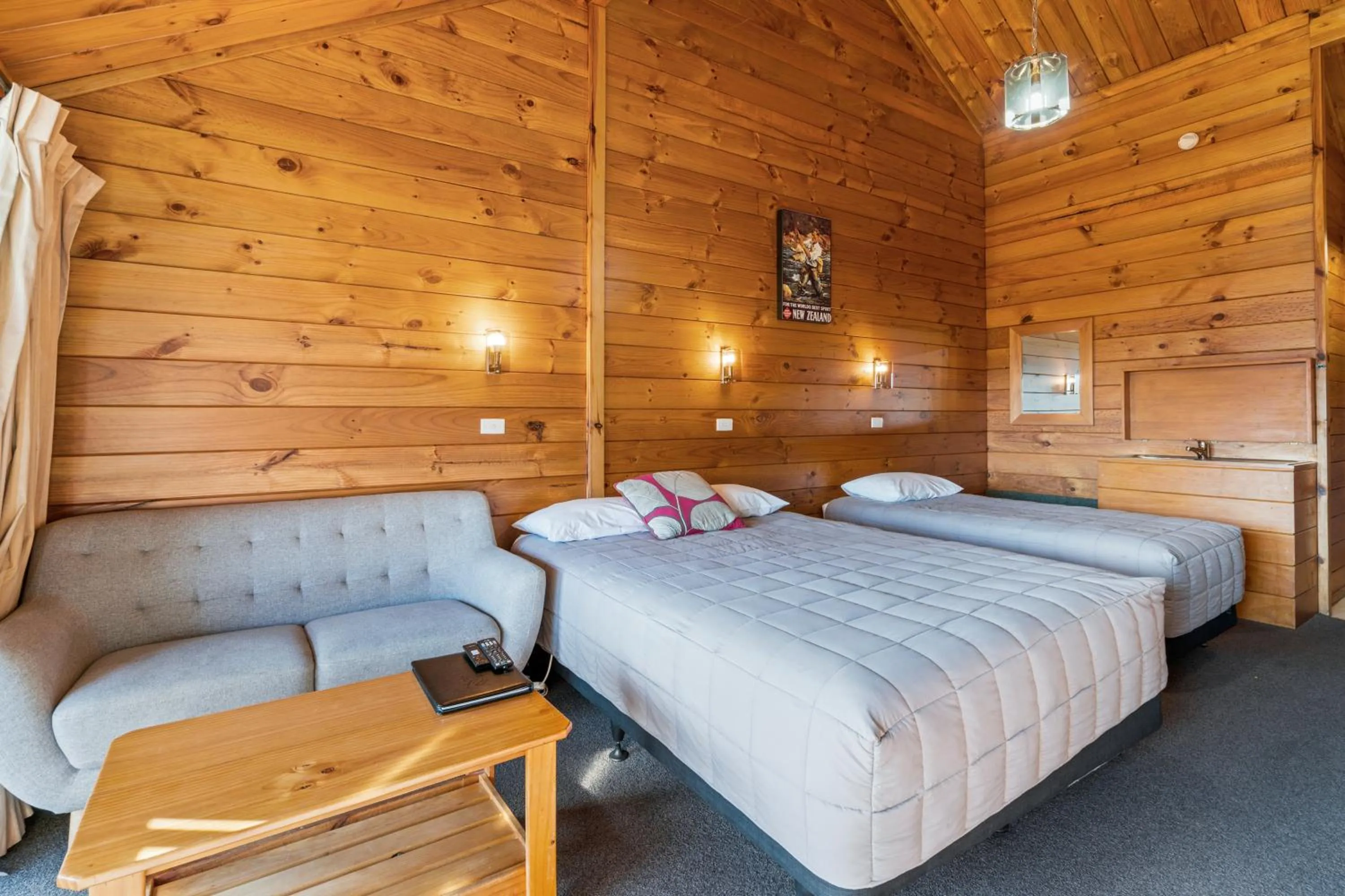 Bed in Aspiring Lodge Motel