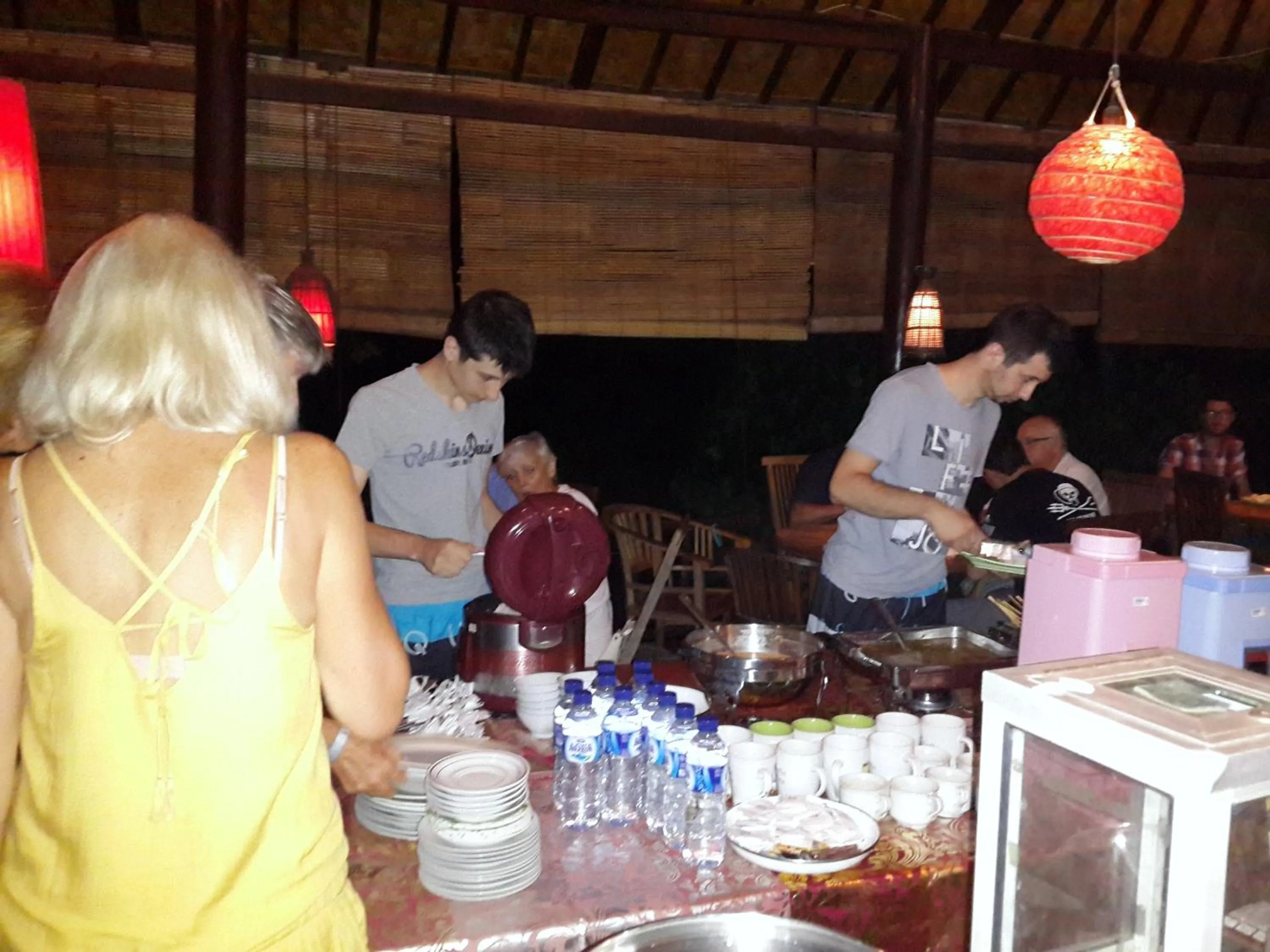 Kitchen or kitchenette in Beten Waru Bungalow and Restaurant