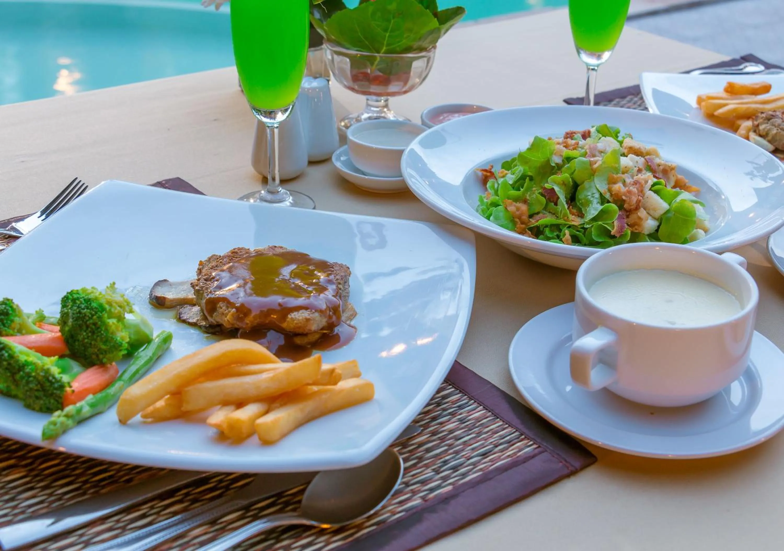 Food and drinks in Phuwanalee Resort