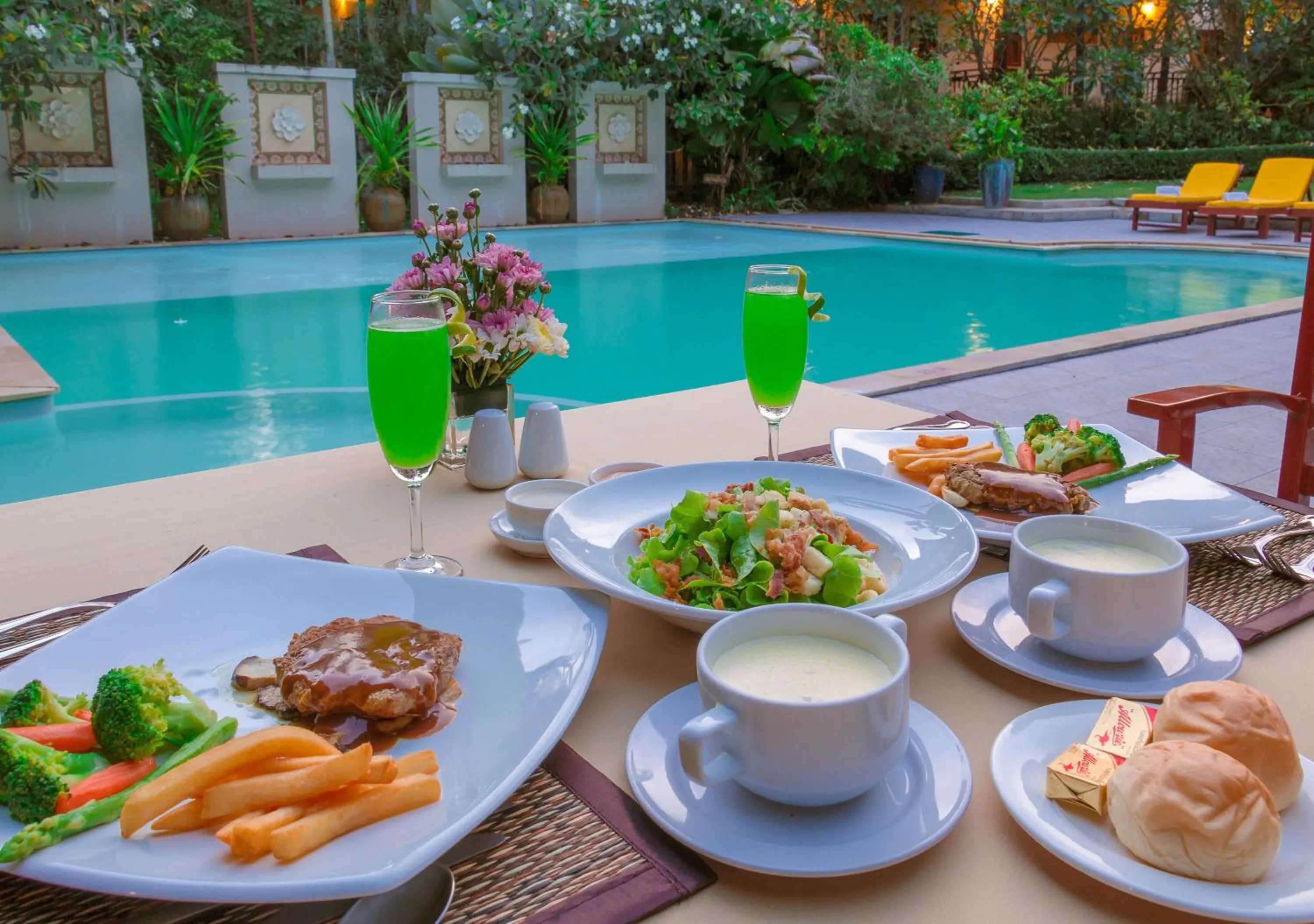 Food in Phuwanalee Resort