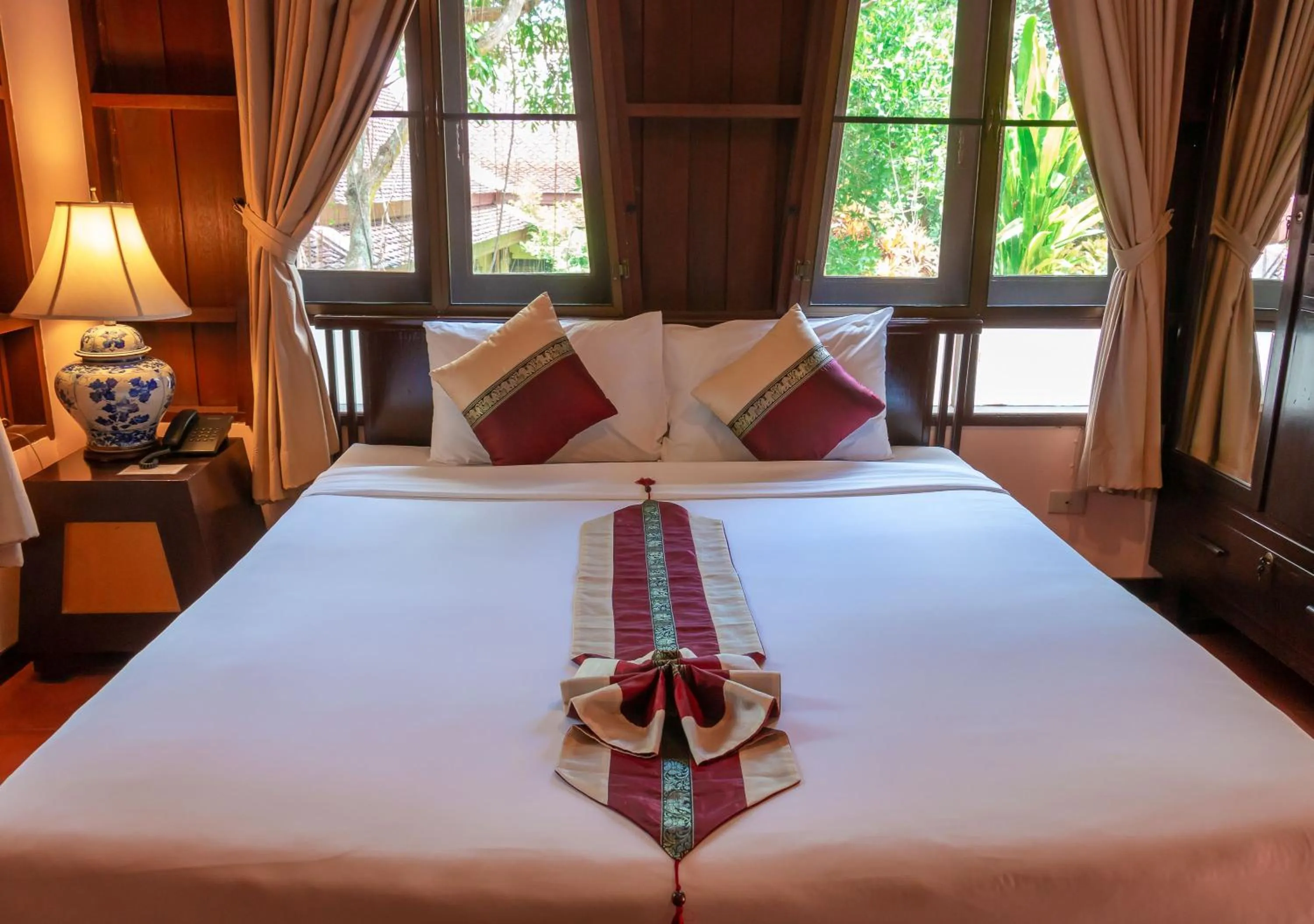 Bed in Phuwanalee Resort