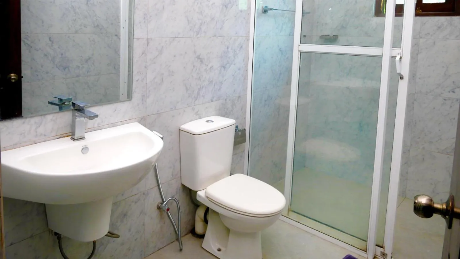 Shower in Ella, Nine Arch Holiday Resort