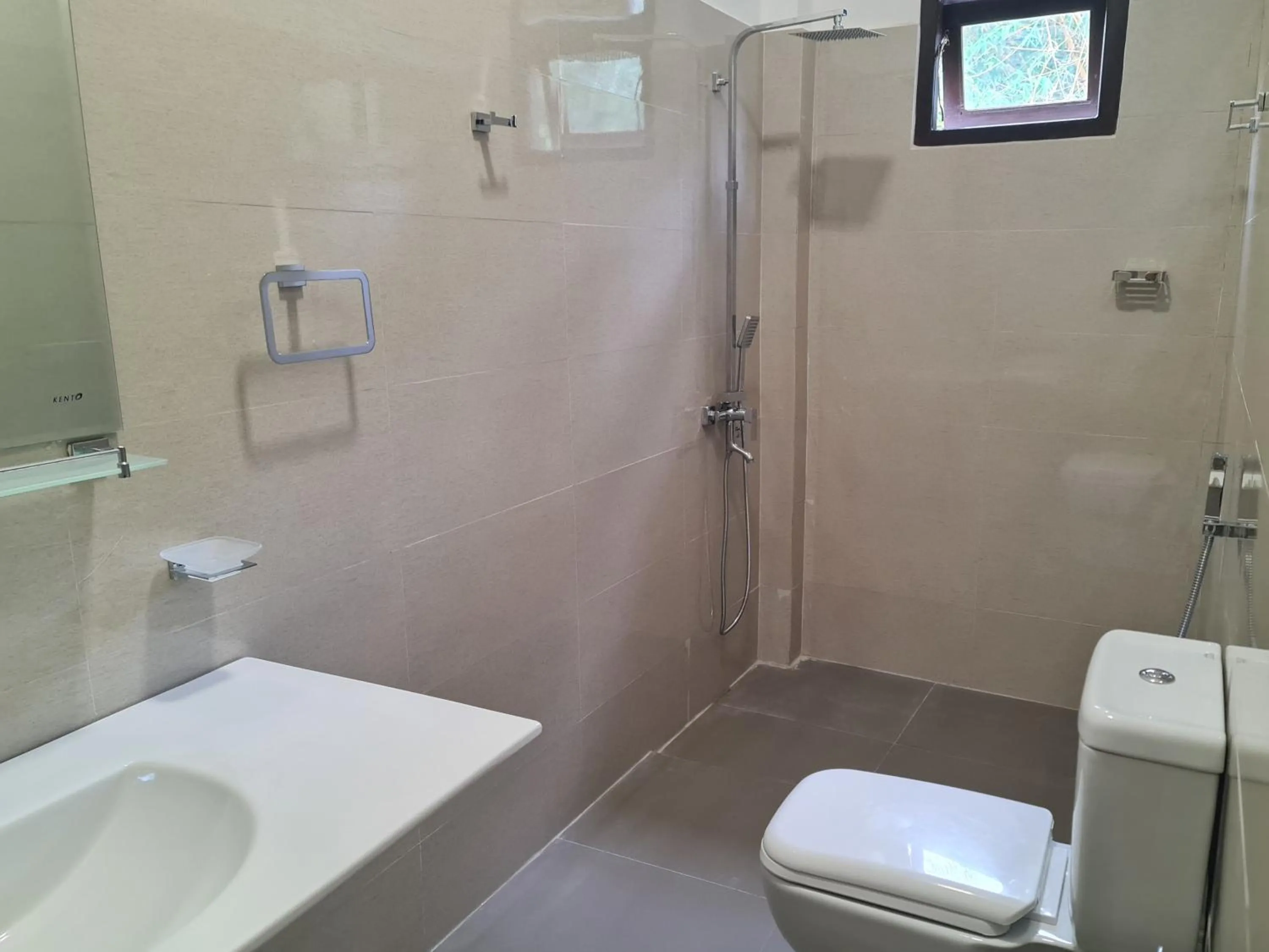 Shower in Ella, Nine Arch Holiday Resort