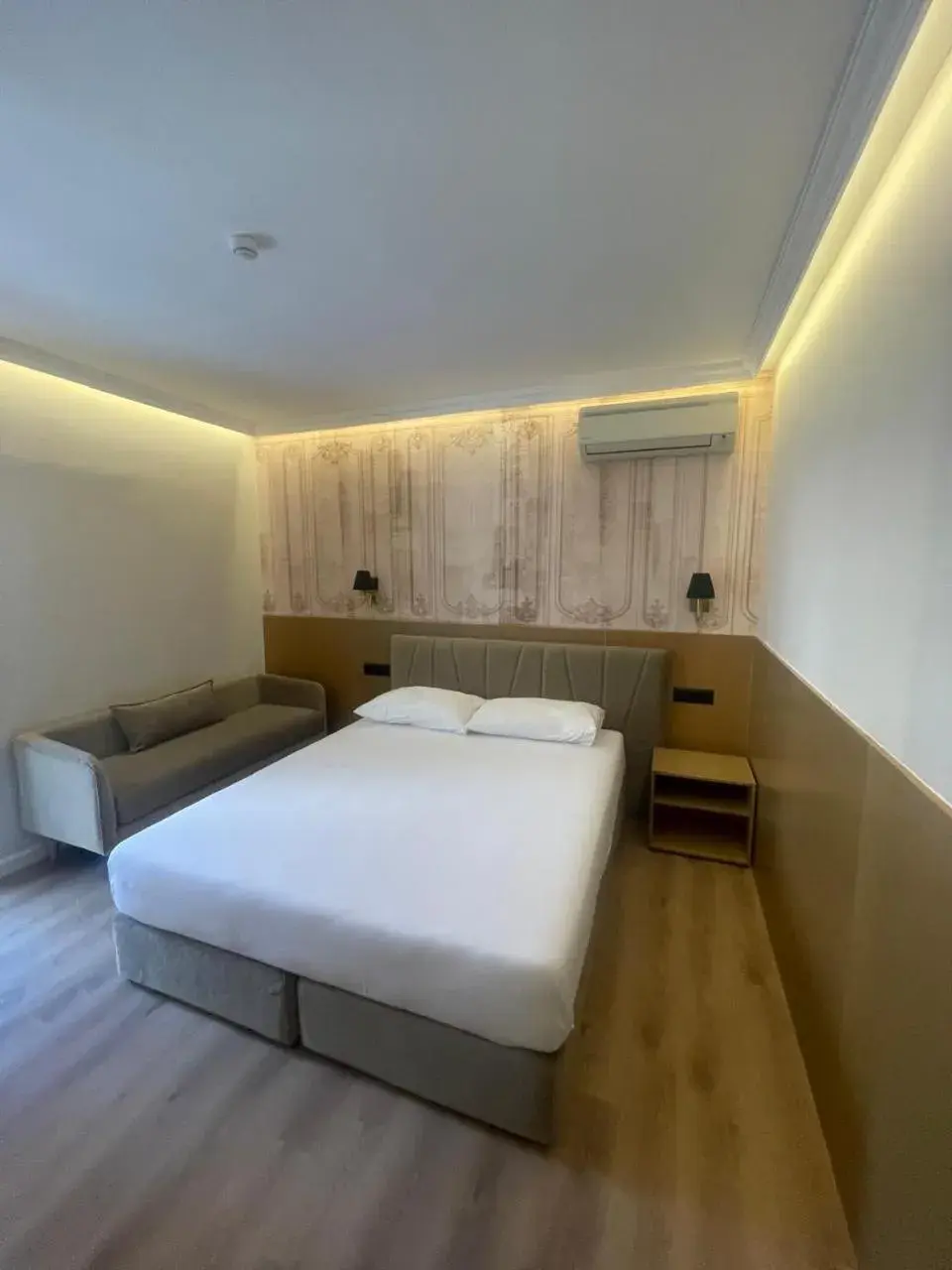 Queen Room - single occupancy in Hotel Piemonte Queen Room - single occupancy in Hotel Piemonte