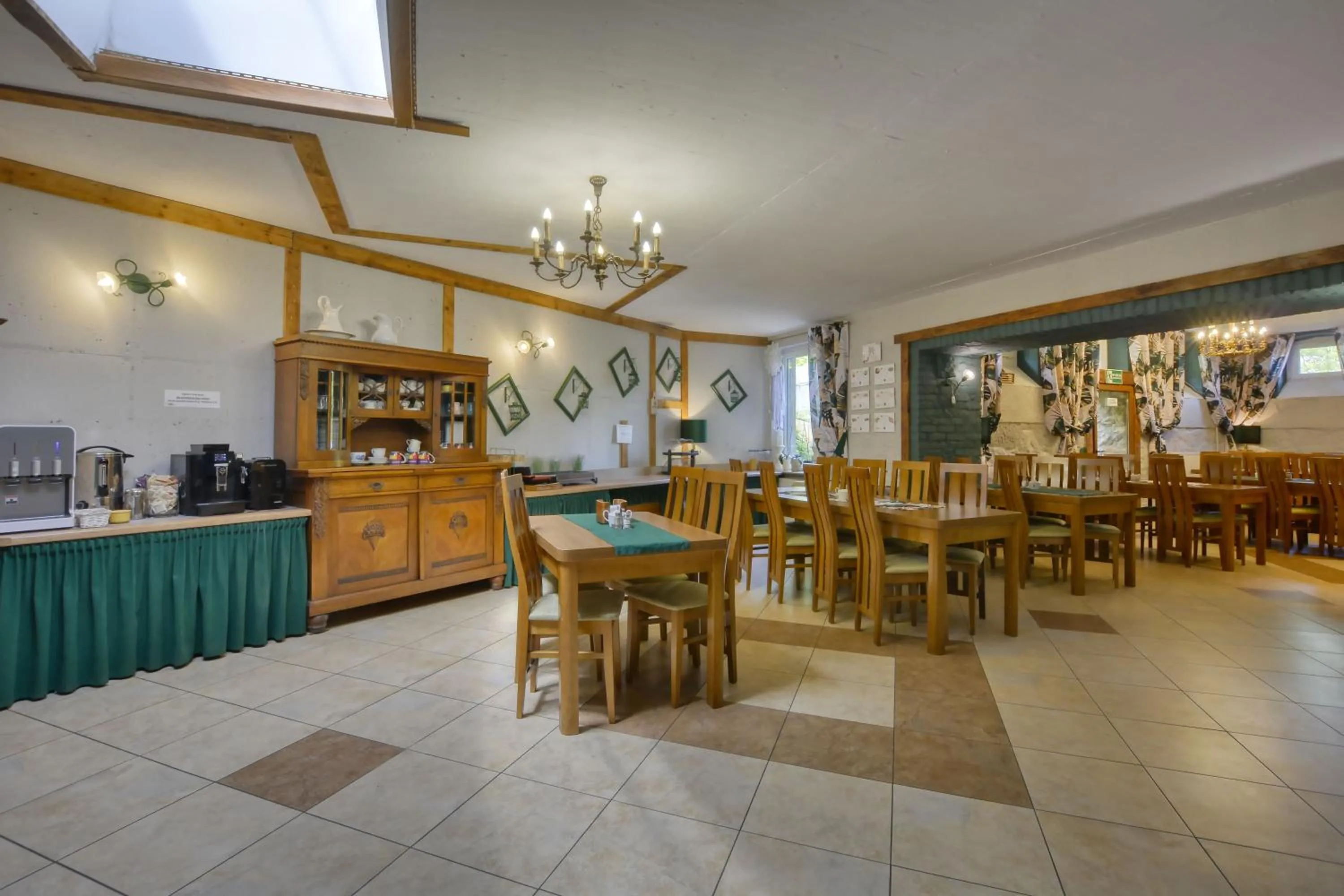 Dining area in Harmont Montis- dawna Zającówka- IDEALNA lokalizacja - leśna enklawa w centrum miasta! Sauna, masaże, zabiegi spa!