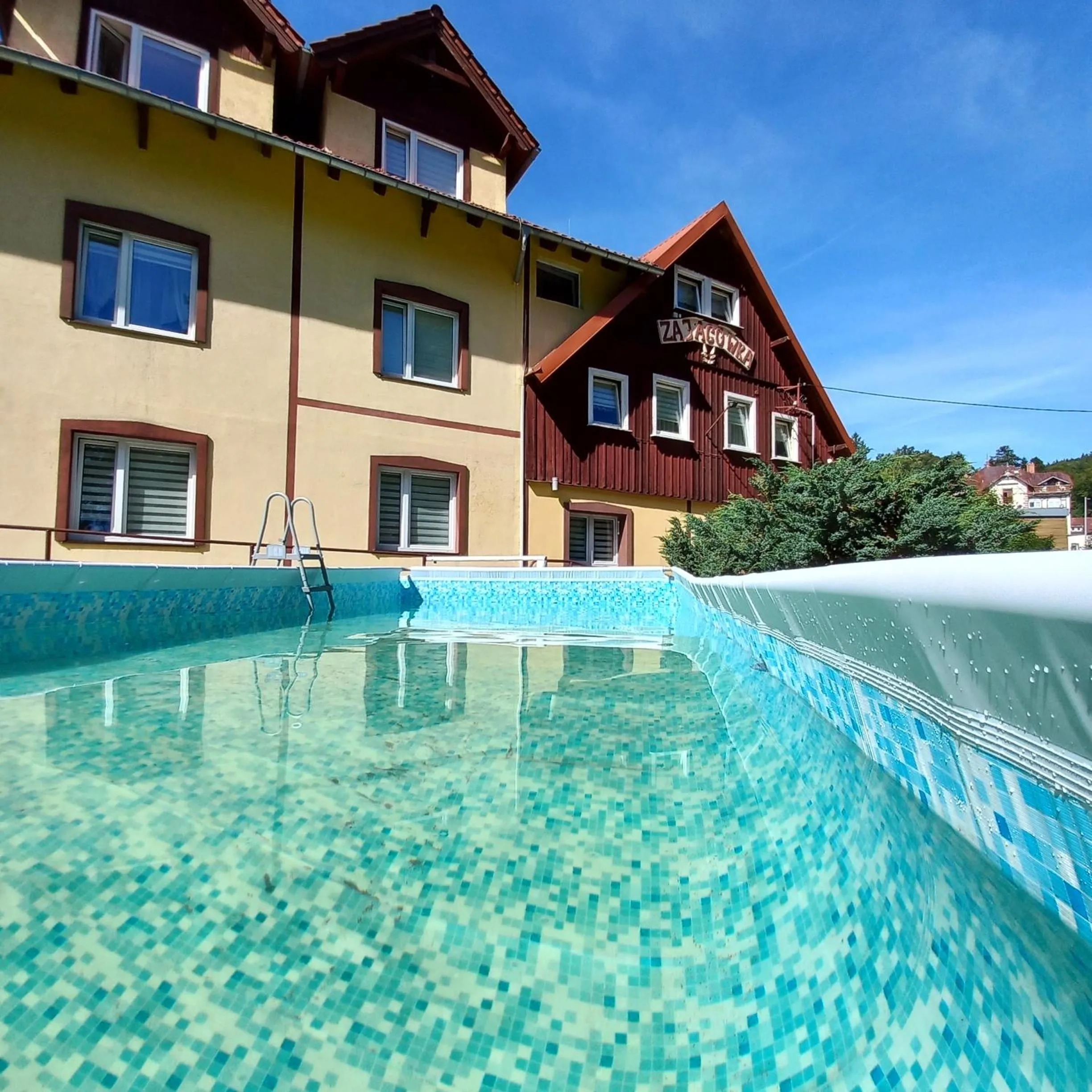 Swimming pool in Harmont Montis- dawna Zającówka- IDEALNA lokalizacja - leśna enklawa w centrum miasta! Sauna, masaże, zabiegi spa!