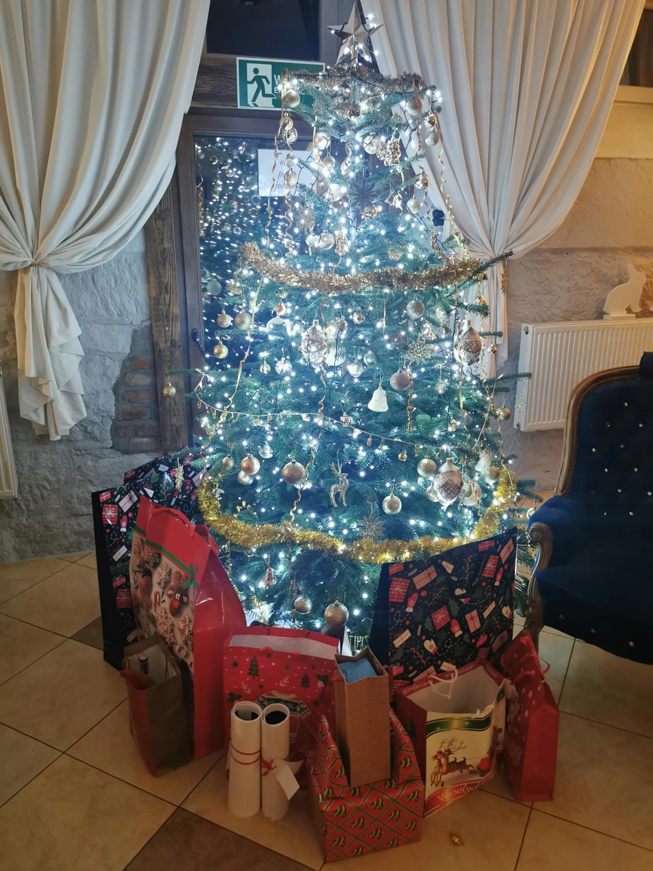 Living room in Harmont Montis- dawna Zającówka- IDEALNA lokalizacja - leśna enklawa w centrum miasta! Sauna, masaże, zabiegi spa!