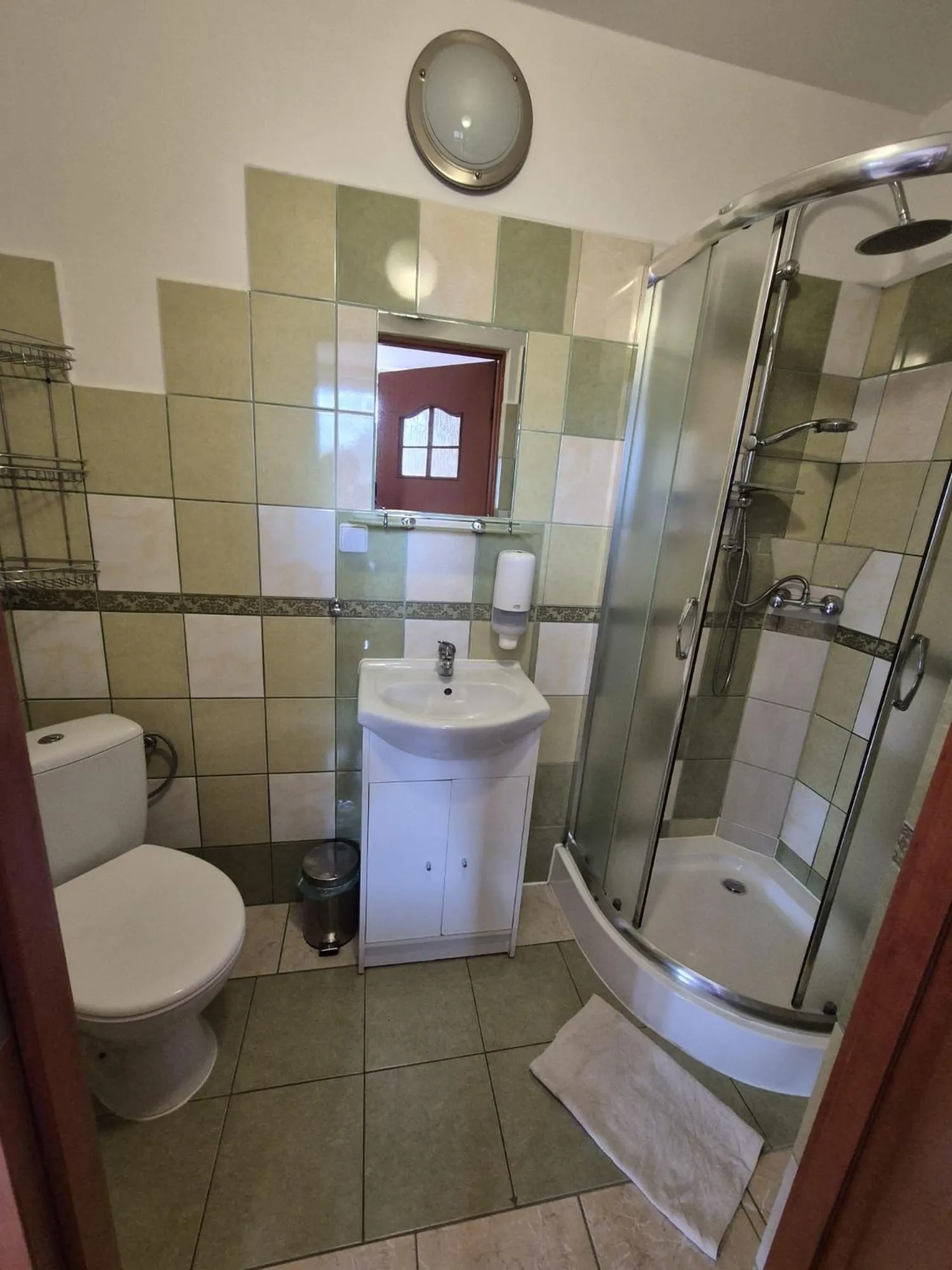 Shower in Harmont Montis- dawna Zającówka- IDEALNA lokalizacja - leśna enklawa w centrum miasta! Sauna, masaże, zabiegi spa!