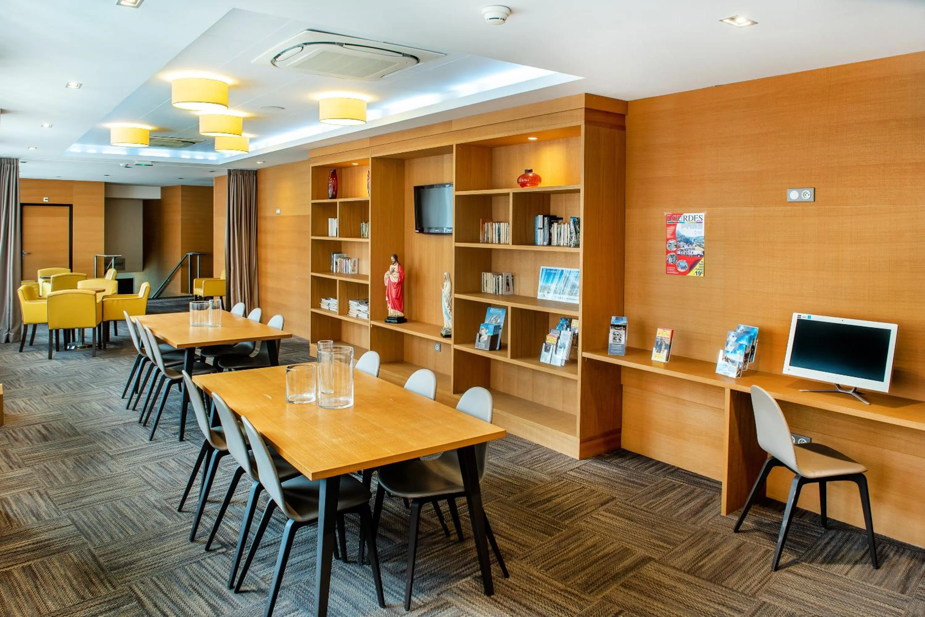 TV and multimedia in Hôtel Stella