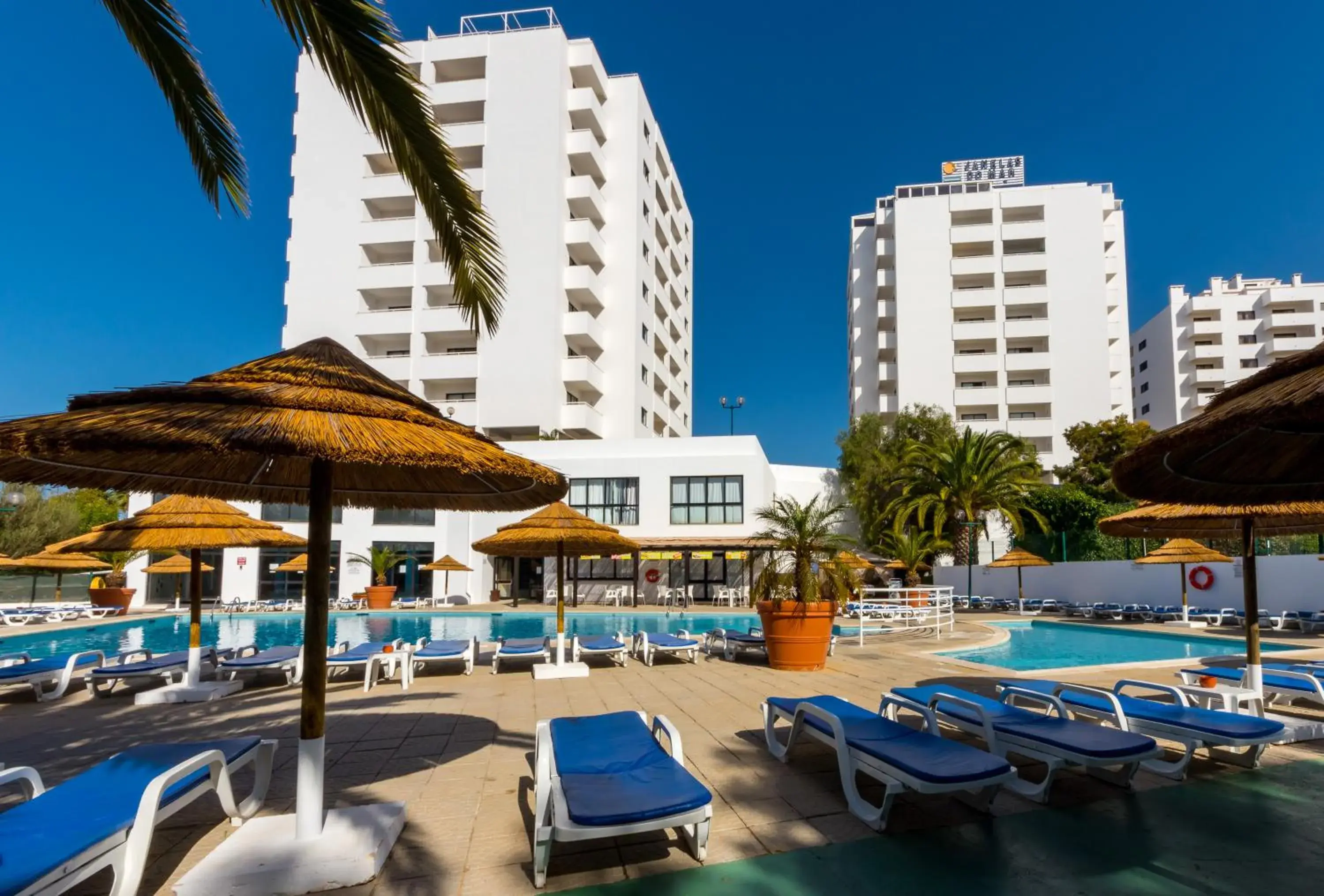 Property building in Janelas do Mar Apartamentos Turisticos Property building in Janelas do Mar Apartamentos Turisticos