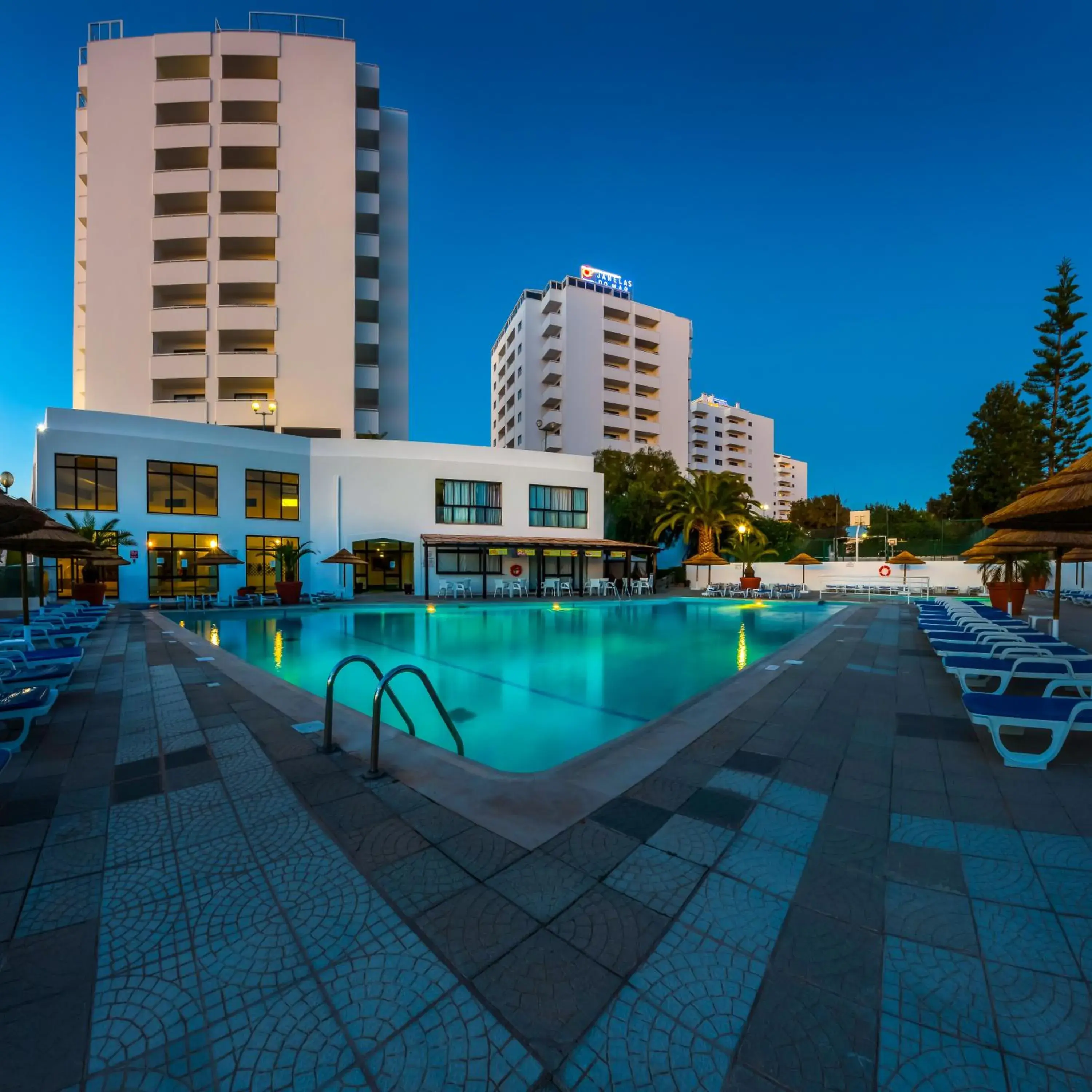 Property building in Janelas do Mar Apartamentos Turisticos Property building in Janelas do Mar Apartamentos Turisticos