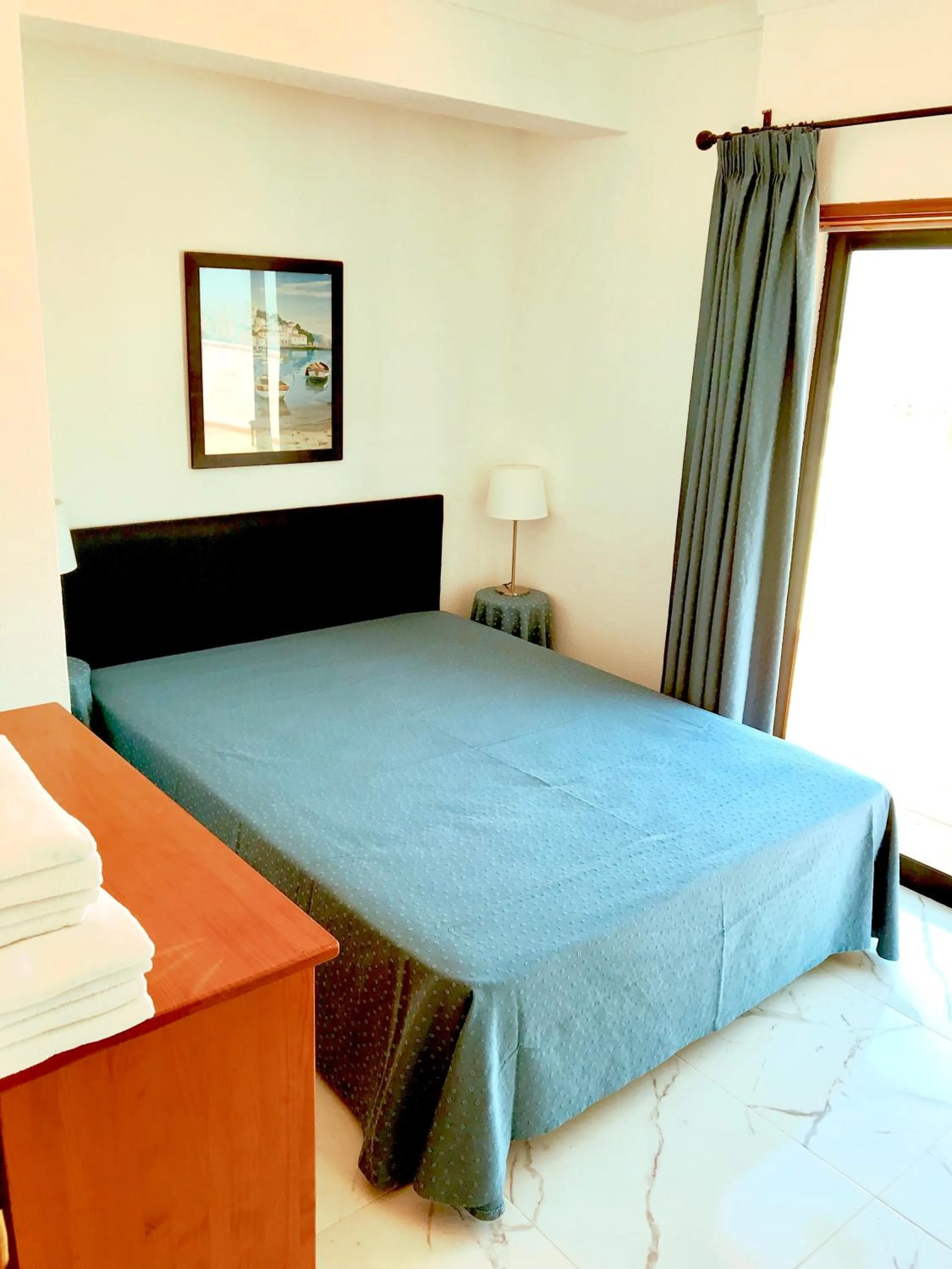 Balcony/Terrace, Bed in Janelas do Mar Apartamentos Turisticos