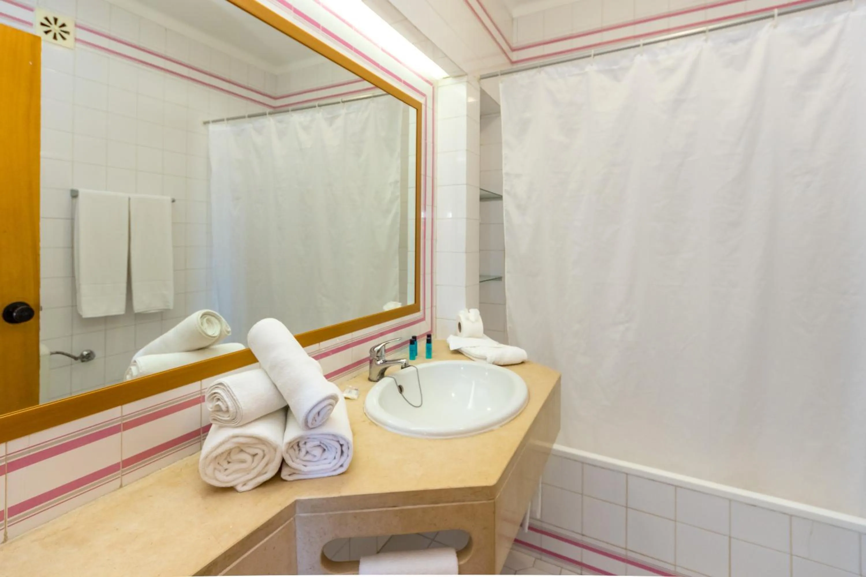 Shower in Janelas do Mar Apartamentos Turisticos