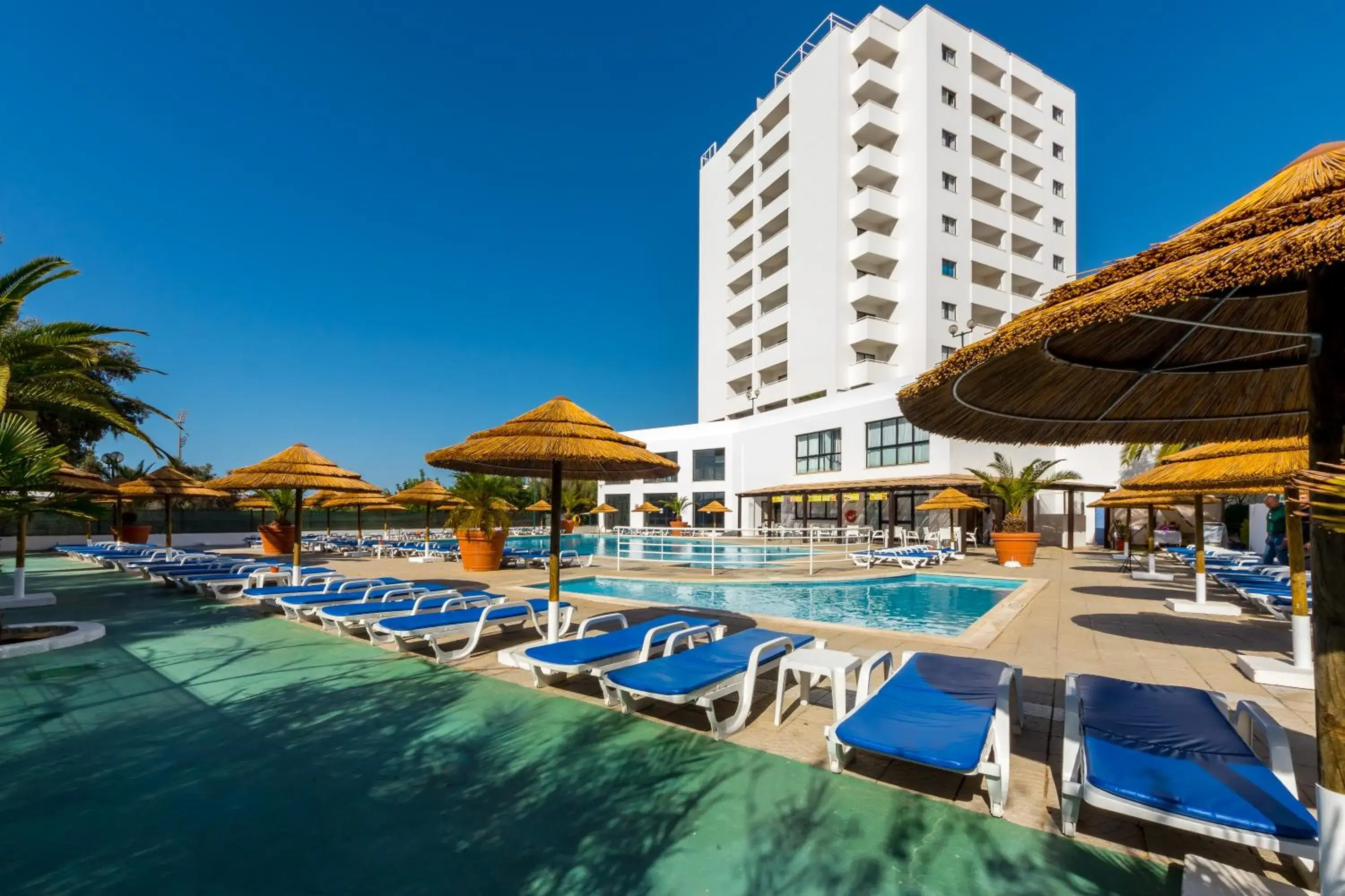 Property building in Janelas do Mar Apartamentos Turisticos Property building in Janelas do Mar Apartamentos Turisticos