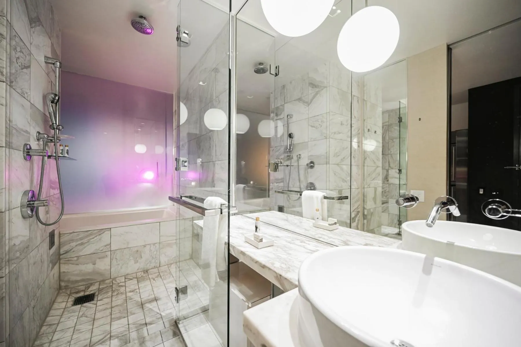 Bath in StripViewSuites Two-Bedroom Conjoined Suite at Palms Place