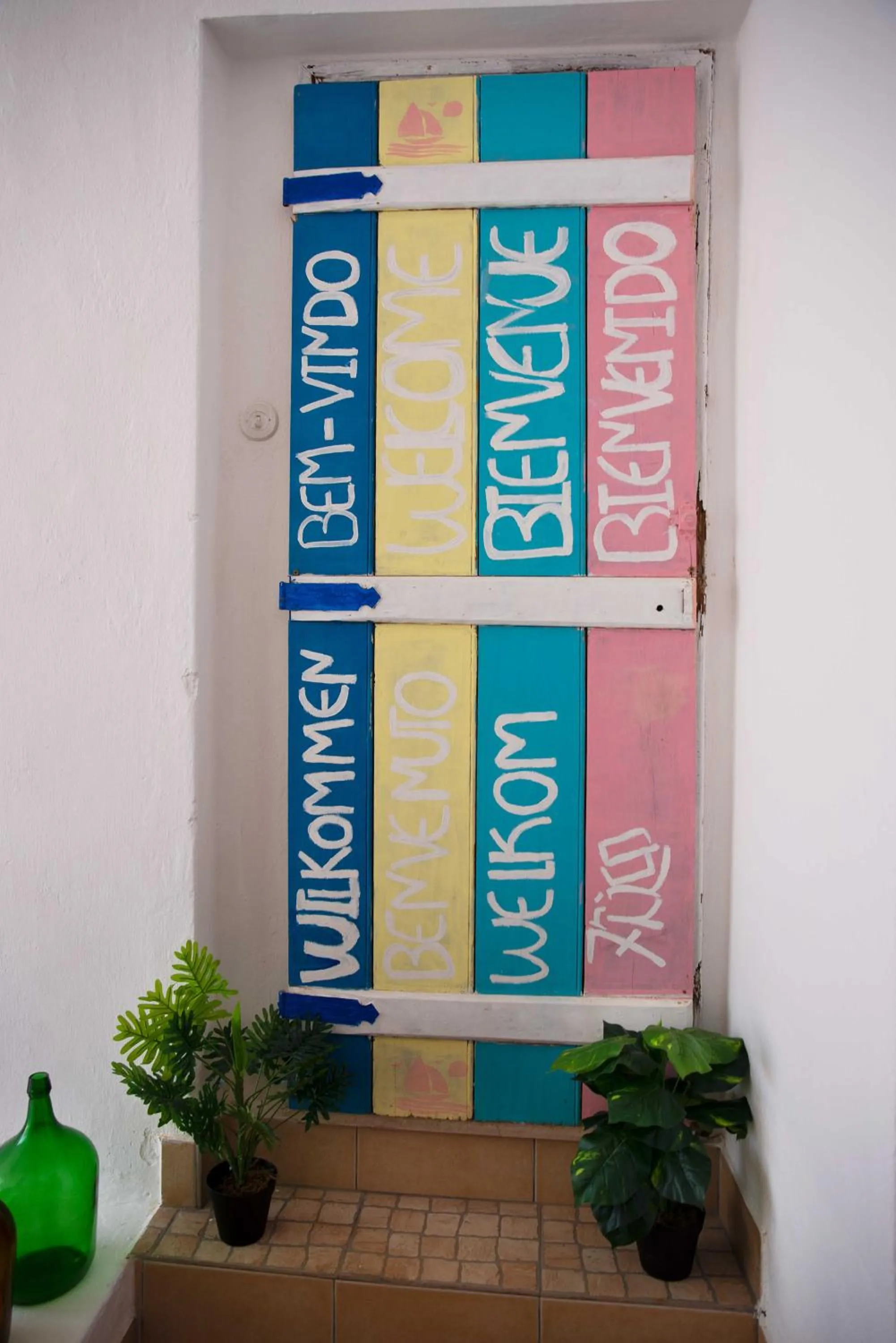 Logo/Certificate/Sign in O Quintal Guesthouse