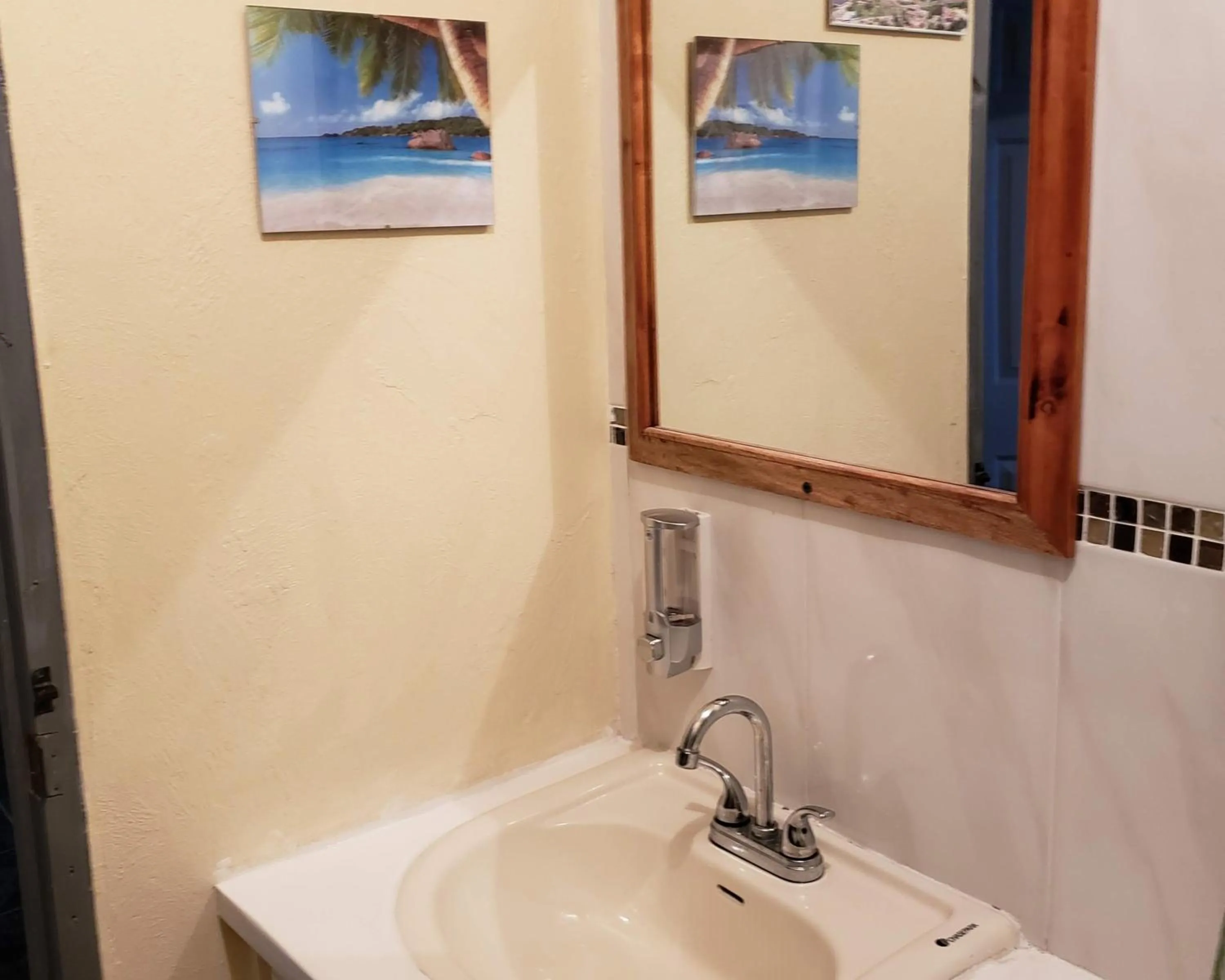 Bathroom in Viva Violas