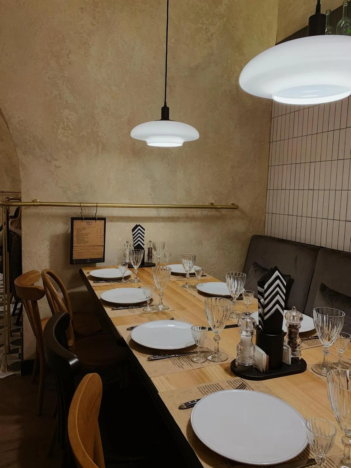 Restaurant/places to eat in Hotel 52