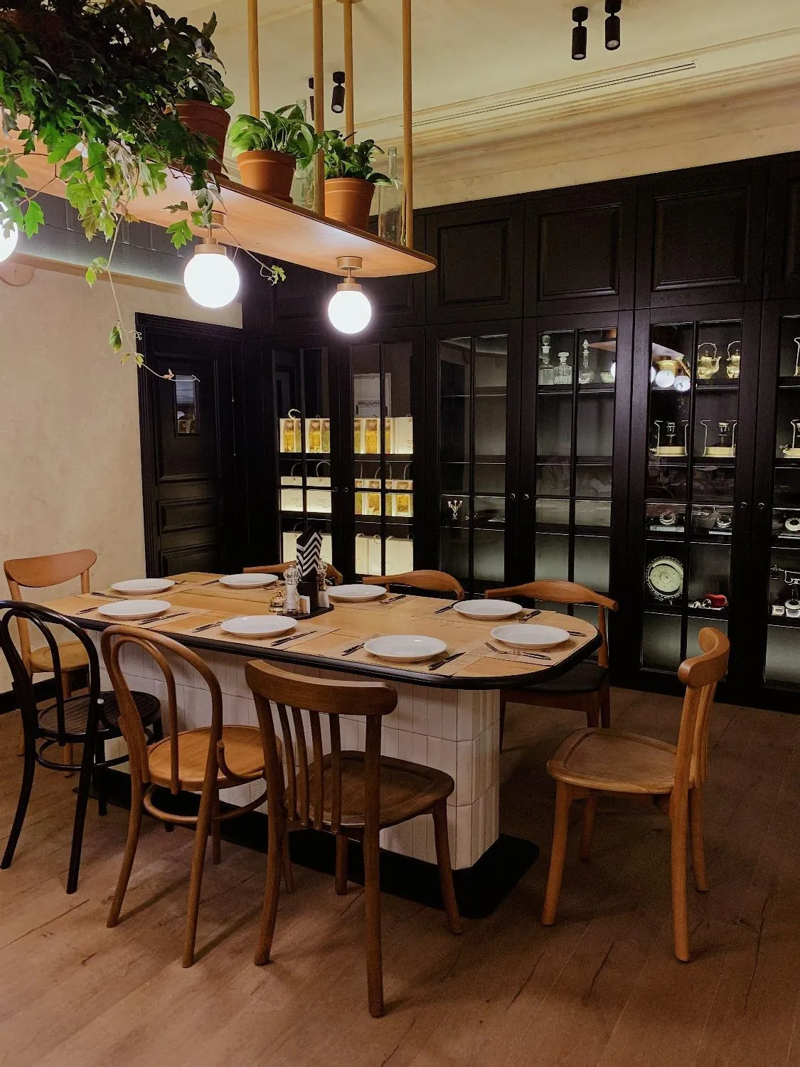 Restaurant/places to eat in Hotel 52