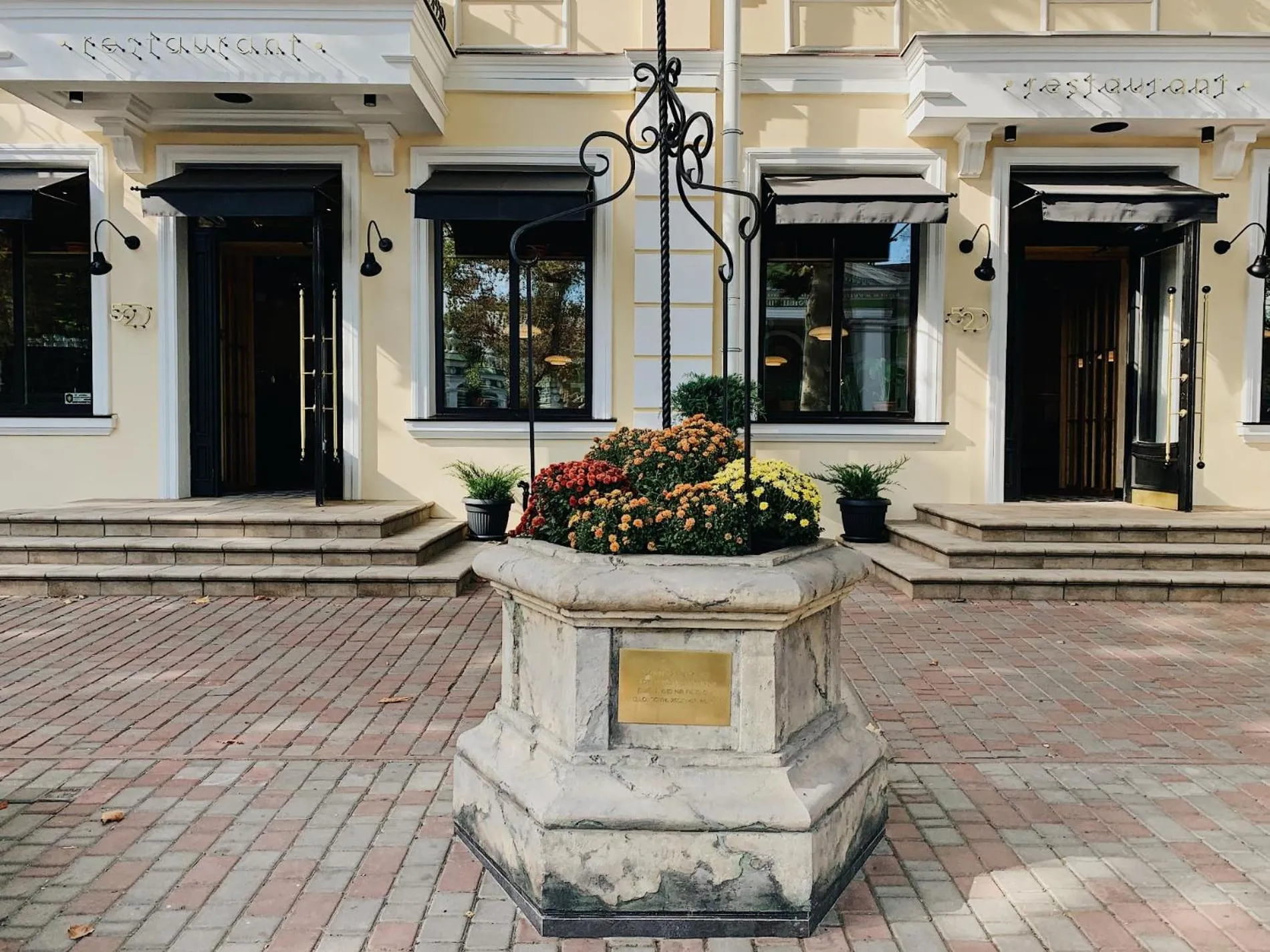 Restaurant/places to eat in Hotel 52