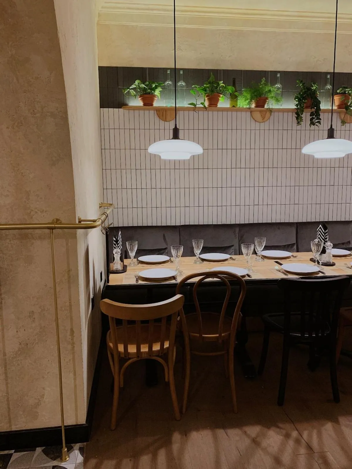 Restaurant/places to eat in Hotel 52