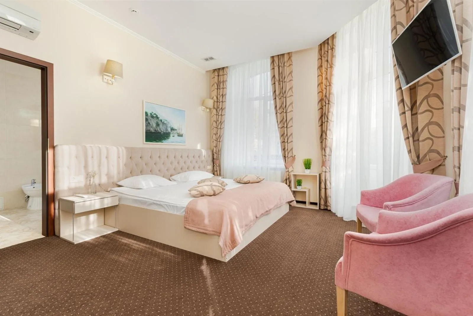 Photo of the whole room, Bed in Hotel 52