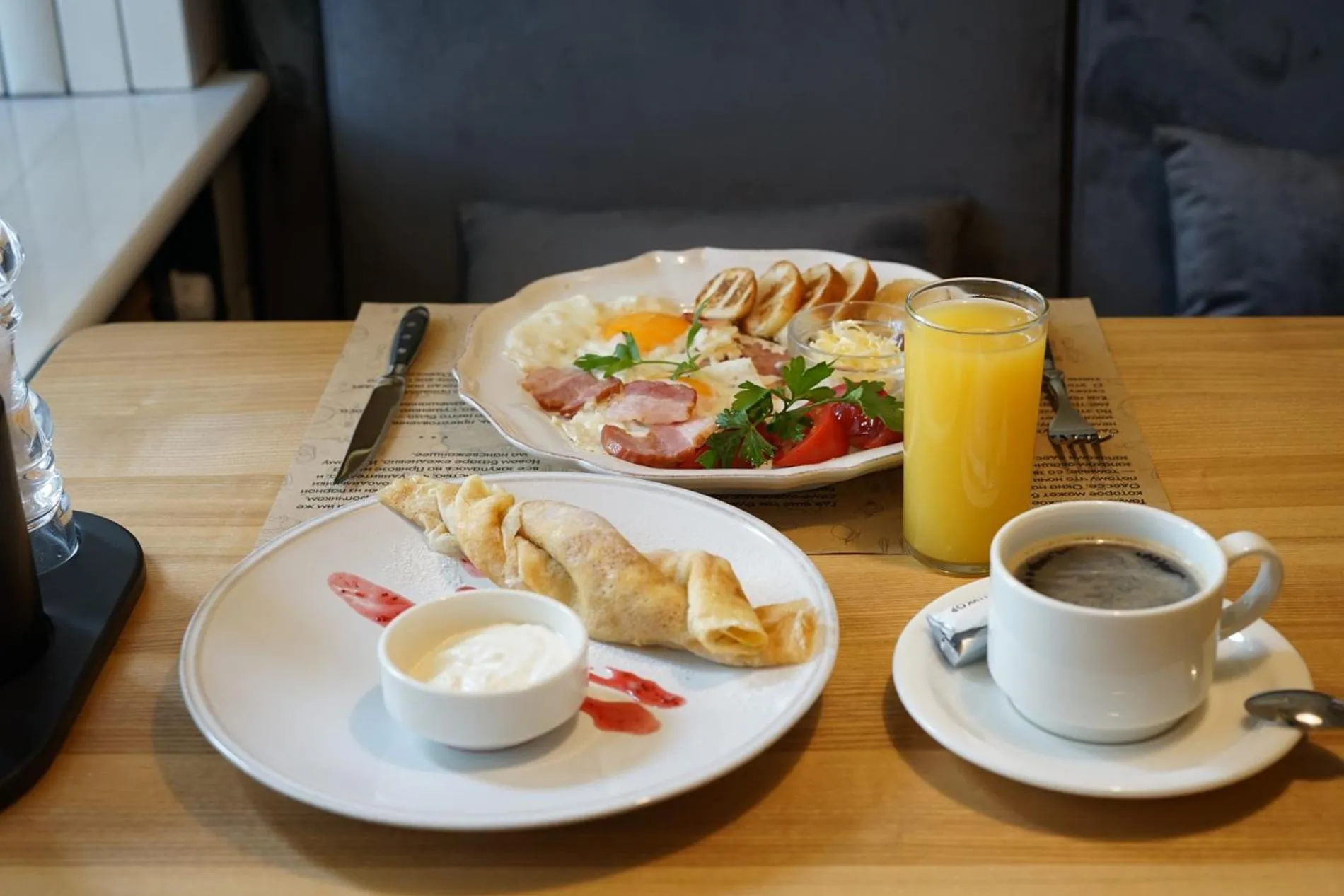 Restaurant/places to eat in Hotel 52