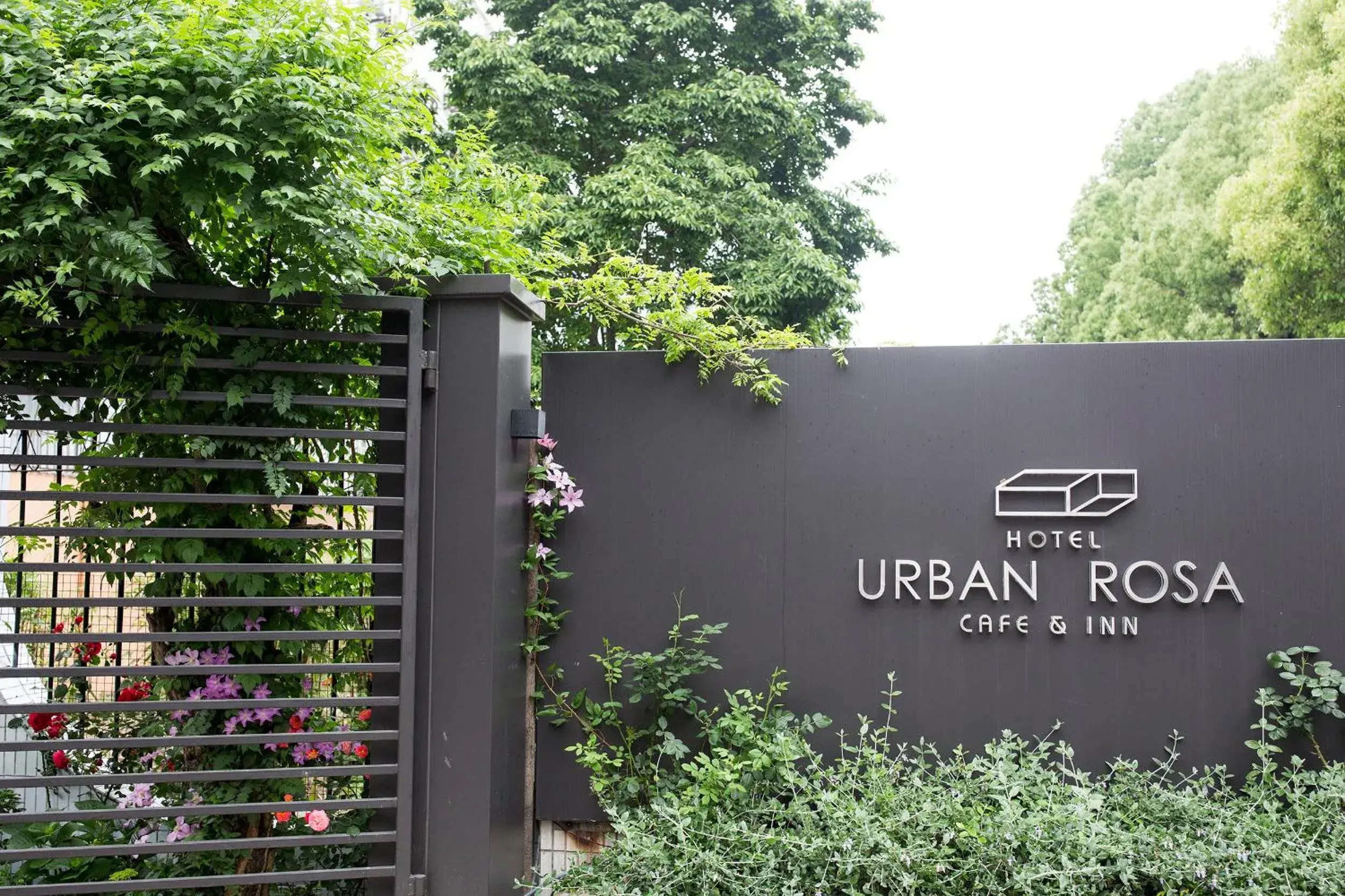 Facade/entrance in Urban Rosa Cafe&Inn Facade/entrance in Urban Rosa Cafe&Inn