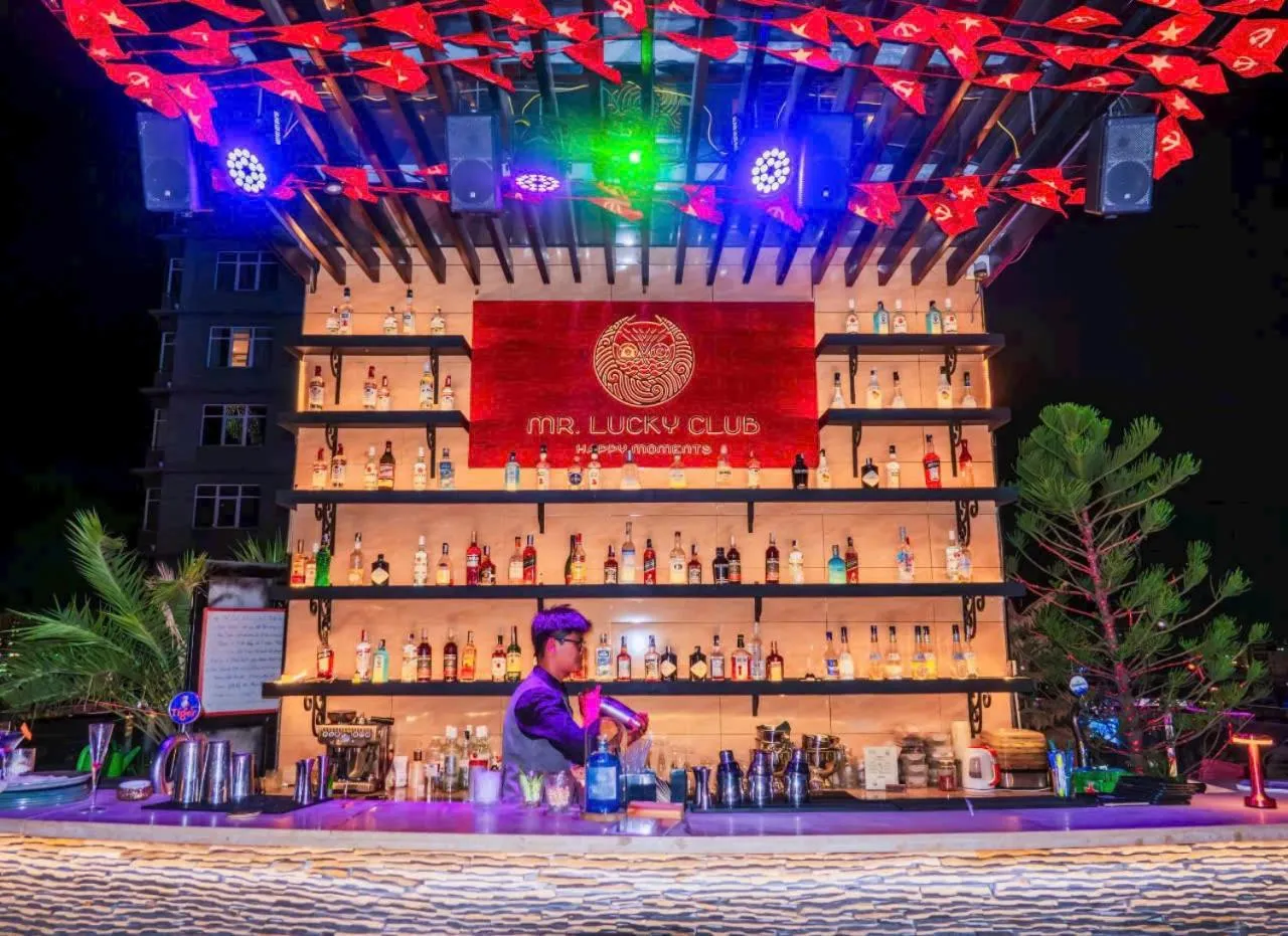 Lounge or bar in Happy Life Grand Hotel & Rooftop Skybar