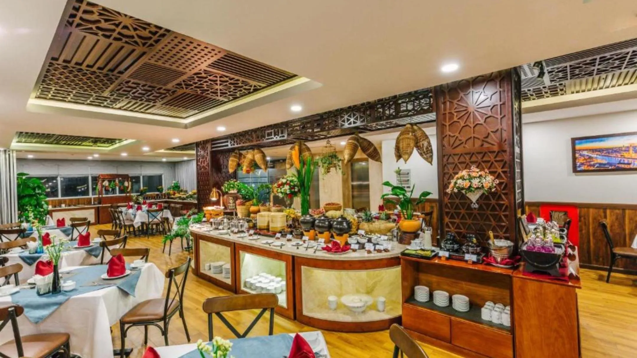 Restaurant/places to eat in Happy Life Grand Hotel & Rooftop Skybar