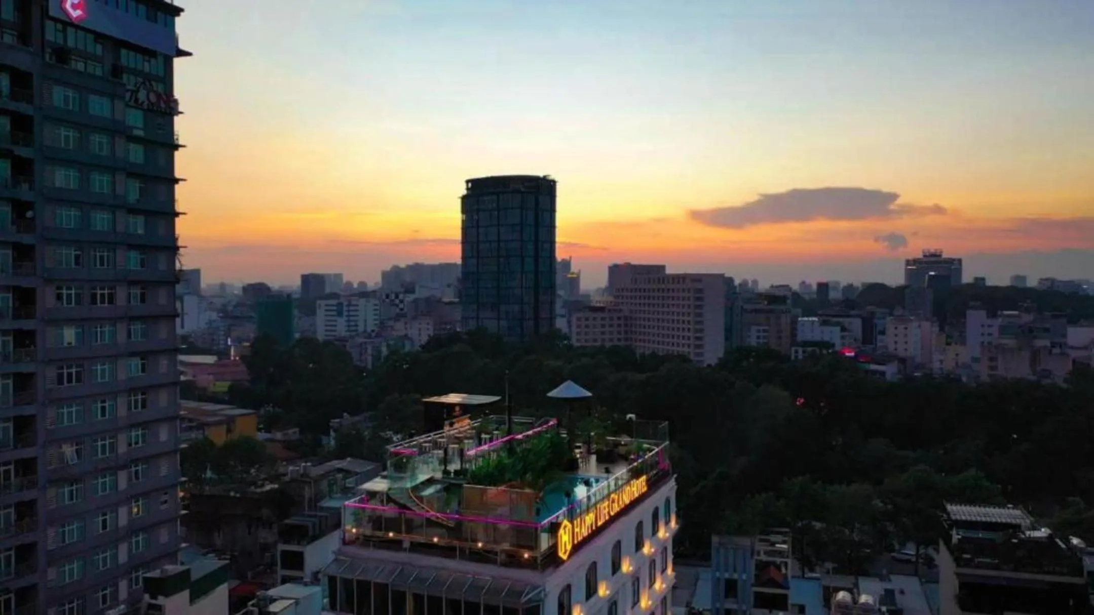 Property building in Happy Life Grand Hotel & Rooftop Skybar