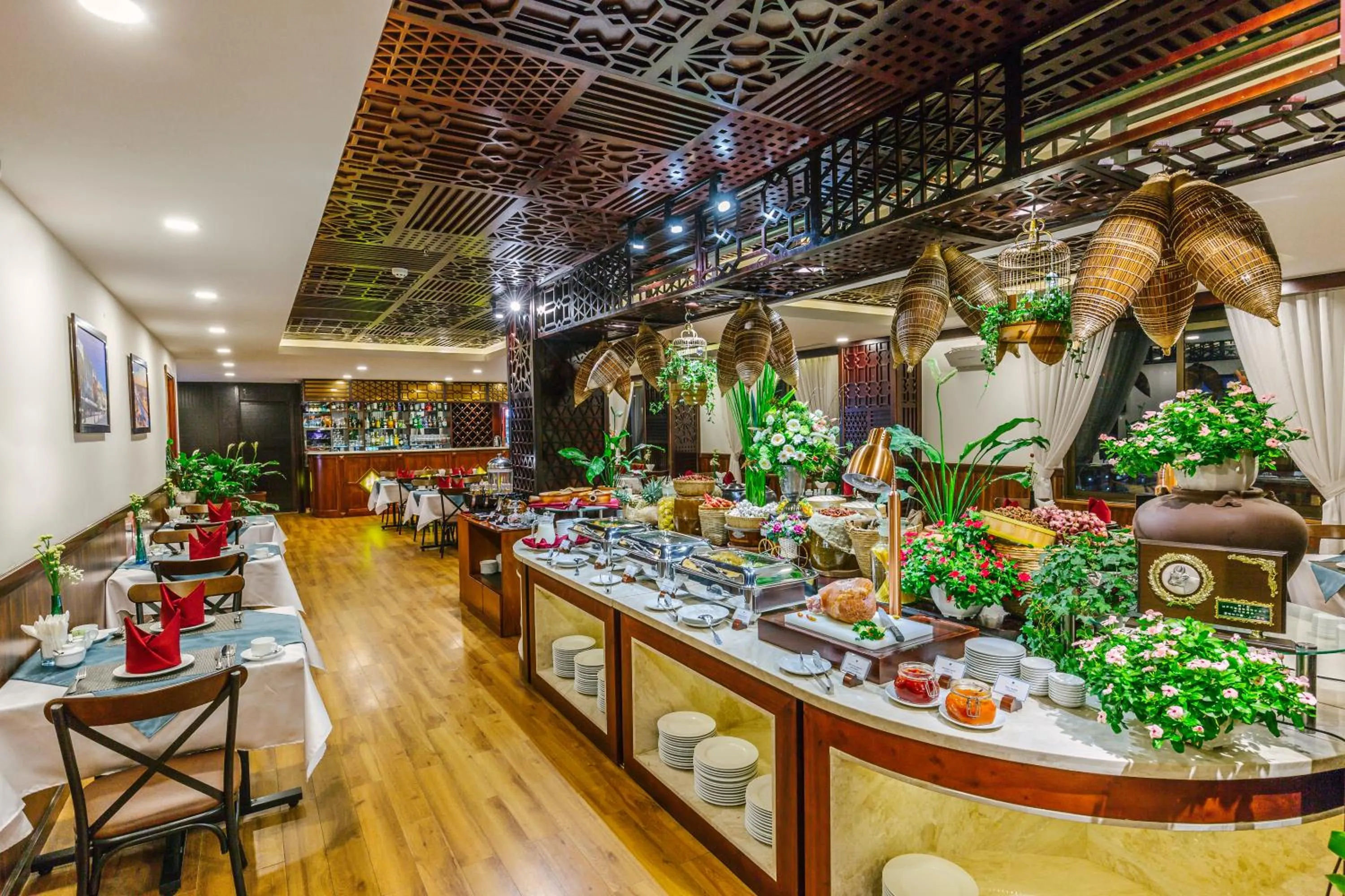 Restaurant/places to eat in Happy Life Grand Hotel & Rooftop Skybar