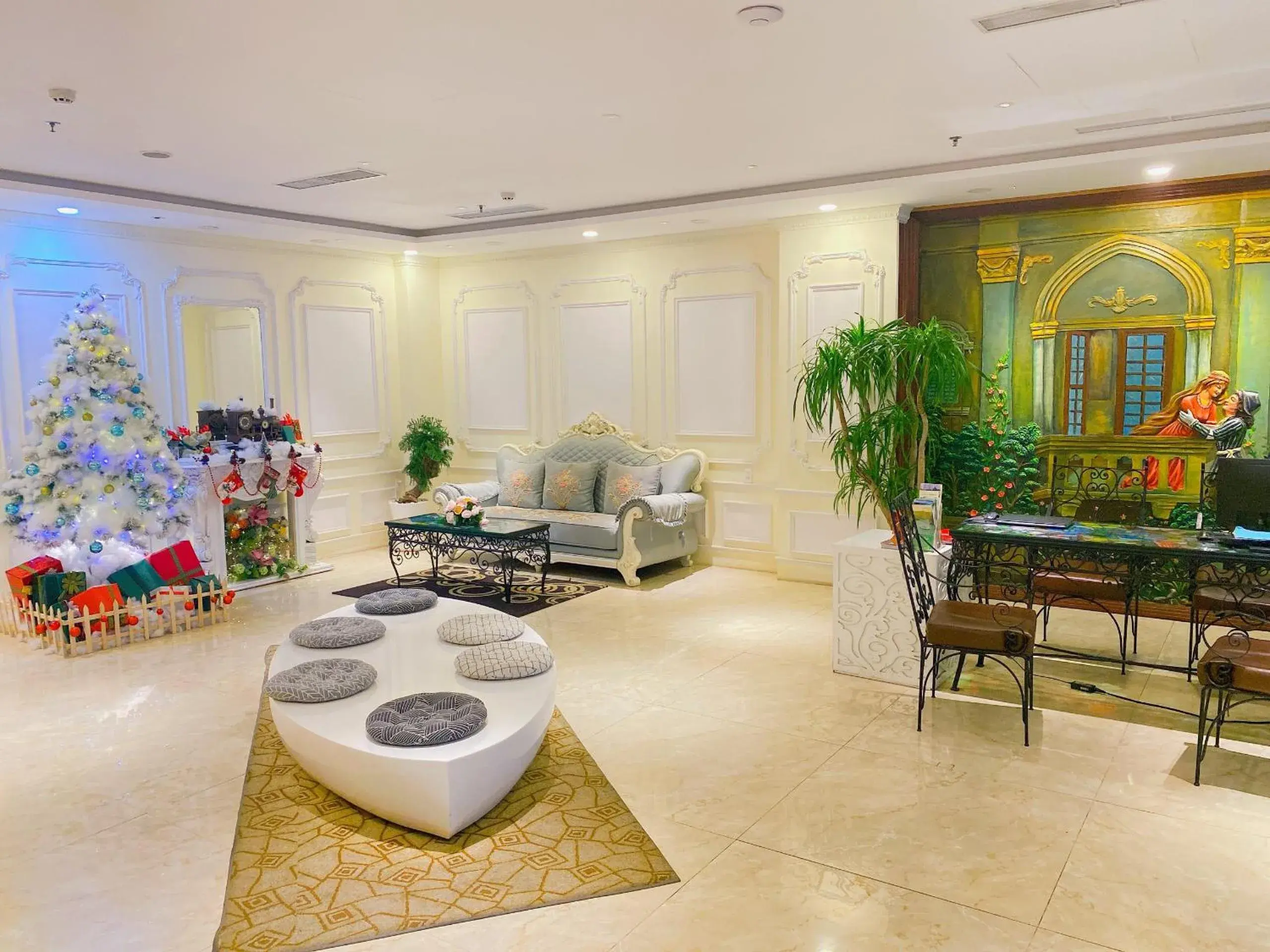 Living room in Happy Life Grand Hotel & Rooftop Skybar Living room in Happy Life Grand Hotel & Rooftop Skybar