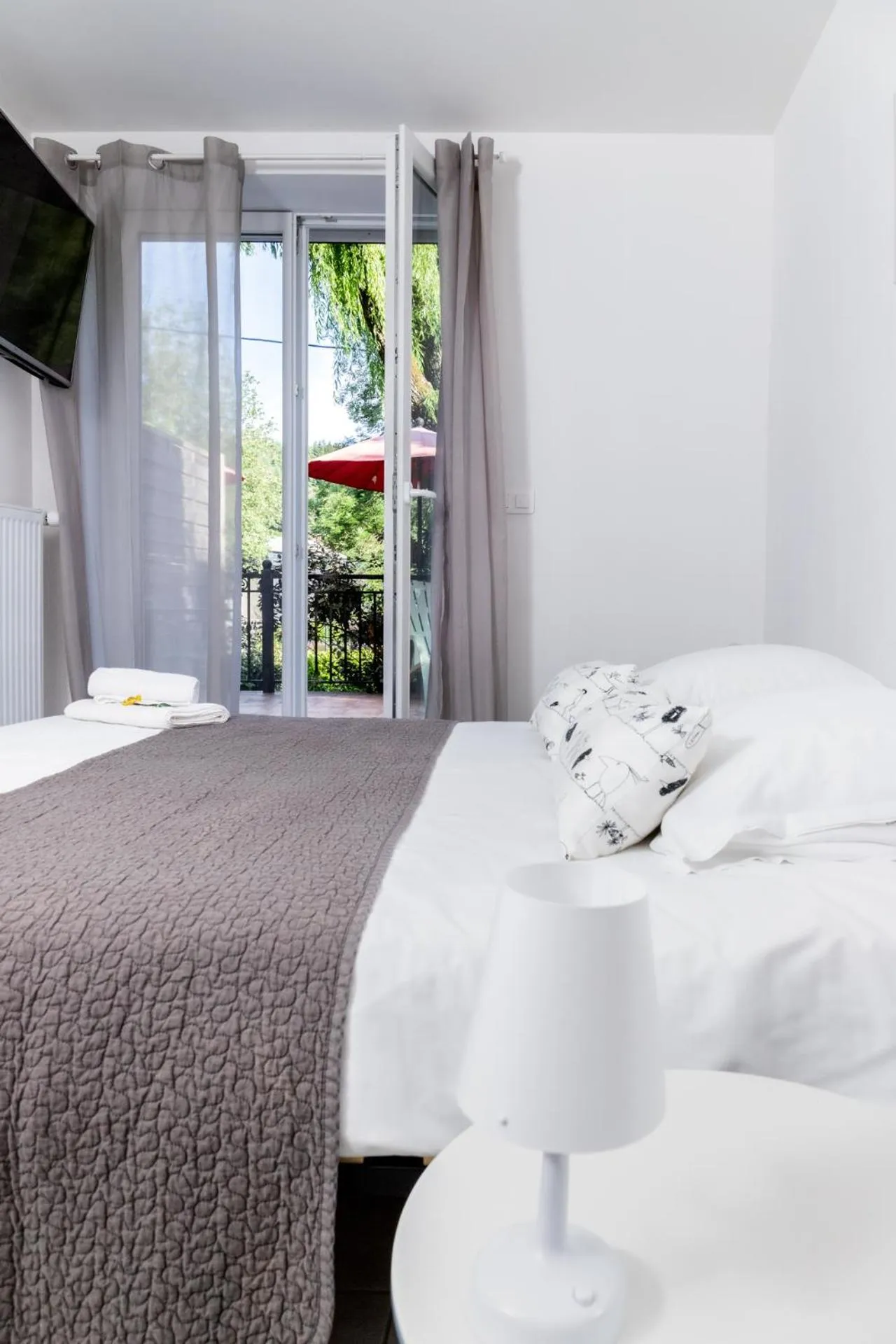 Bed in Logis hôtel restaurant Auberge de l'Espinouse