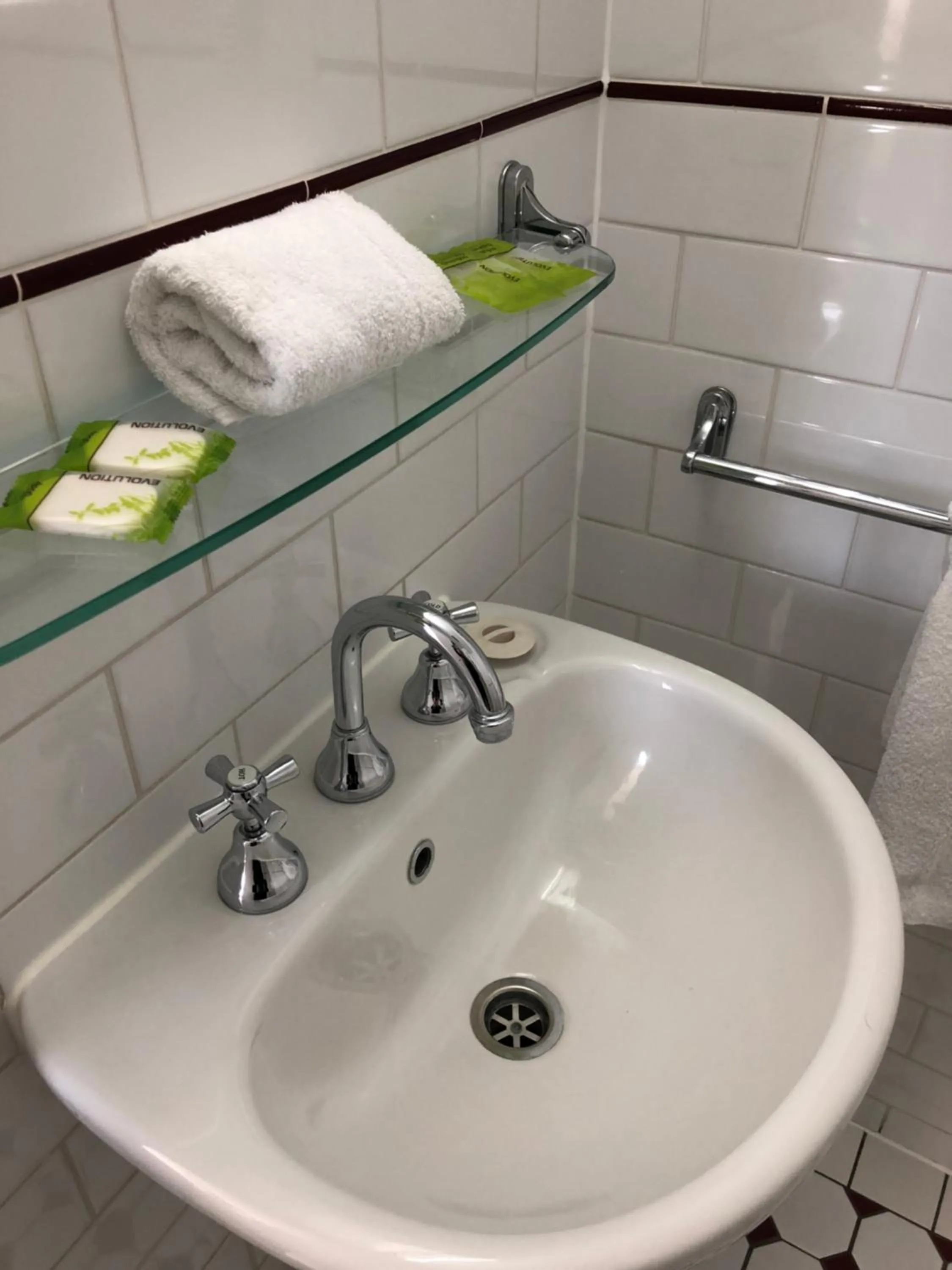 Bathroom in Adelaide Airport Motel