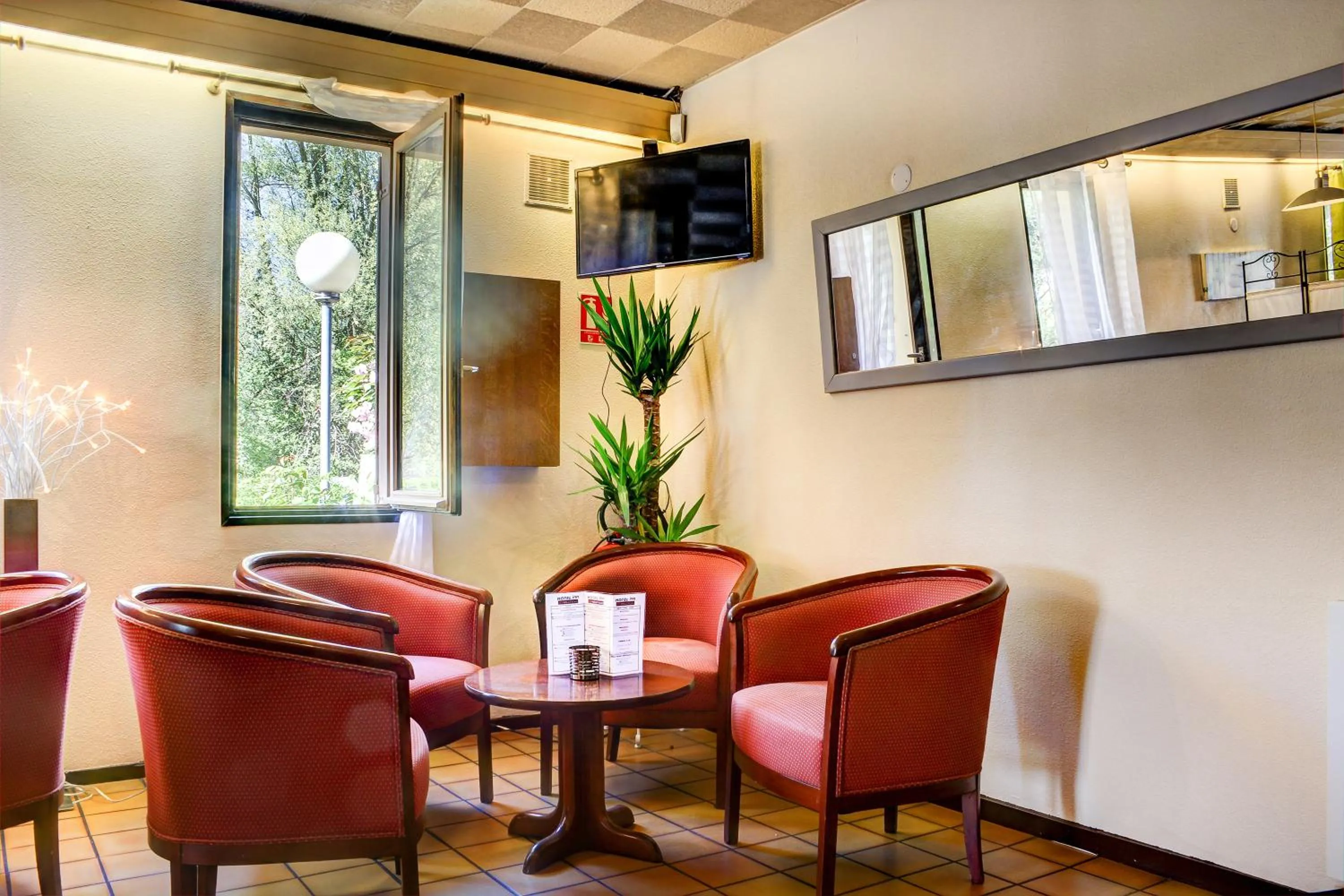 Living room in Hôtel Inn Design Resto Novo Bourges